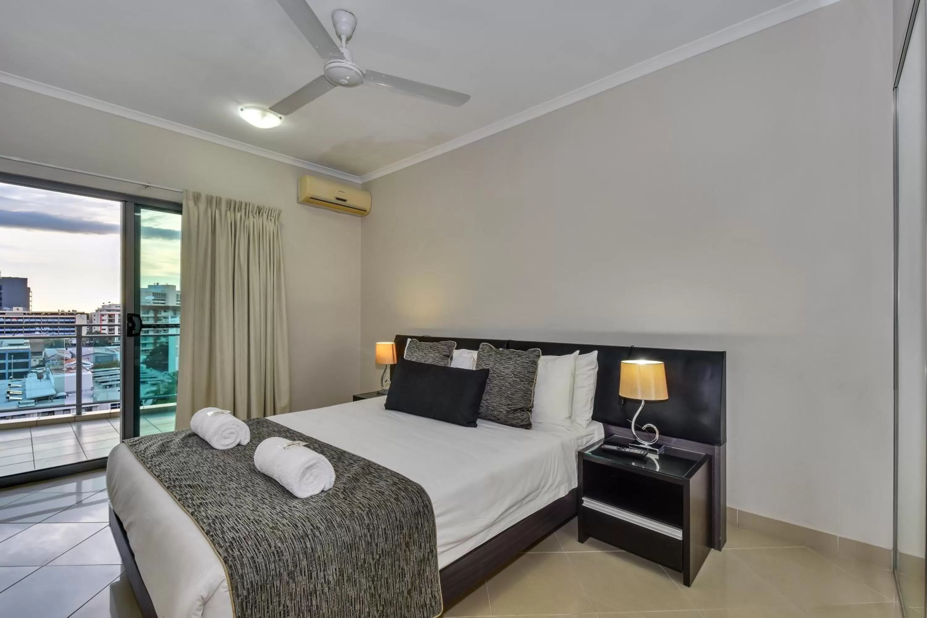 Balcony/Terrace, Bed in Argus Apartments Darwin