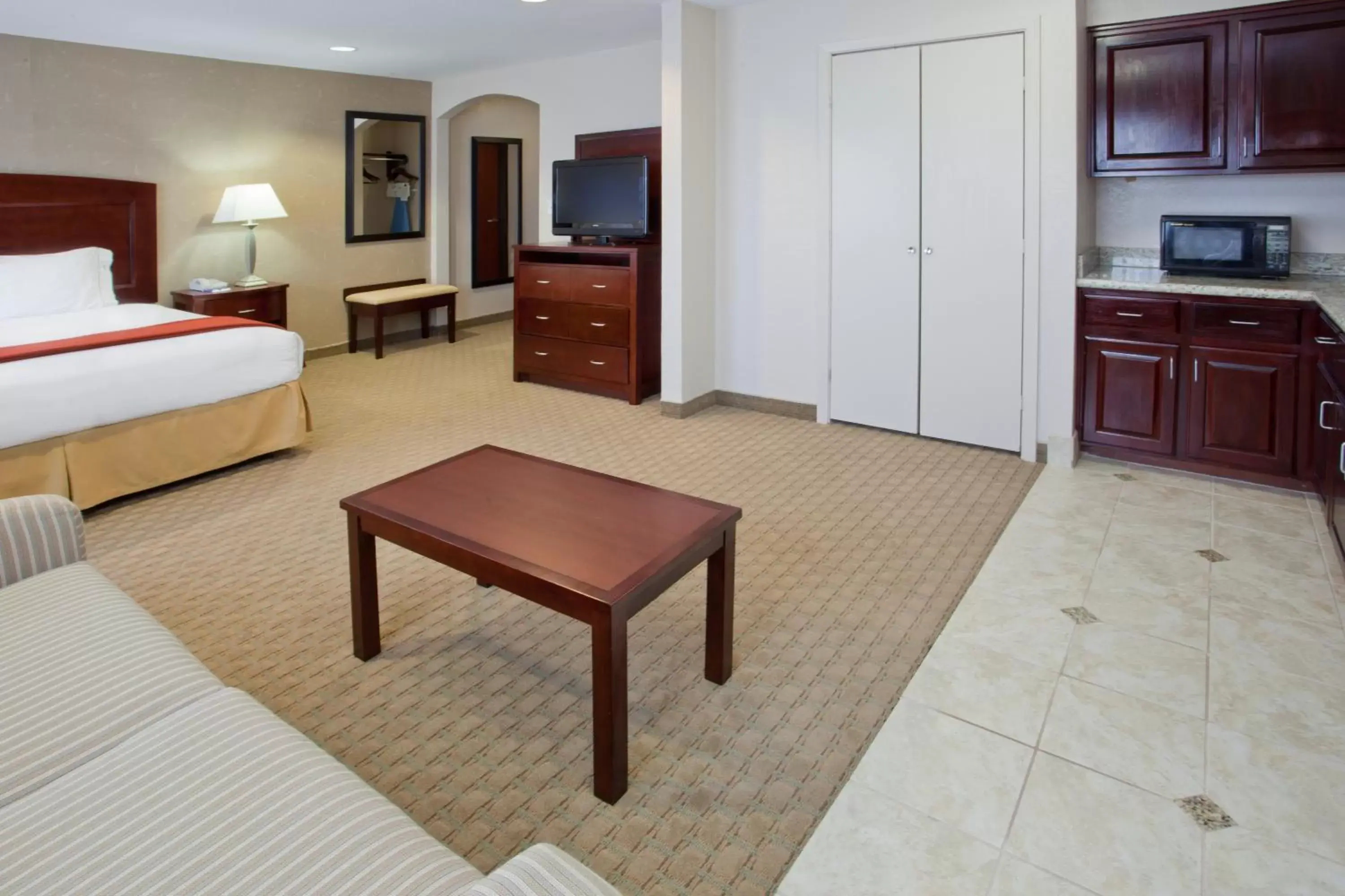 Photo of the whole room, TV/Entertainment Center in Holiday Inn Express & Suites College Station, an IHG Hotel