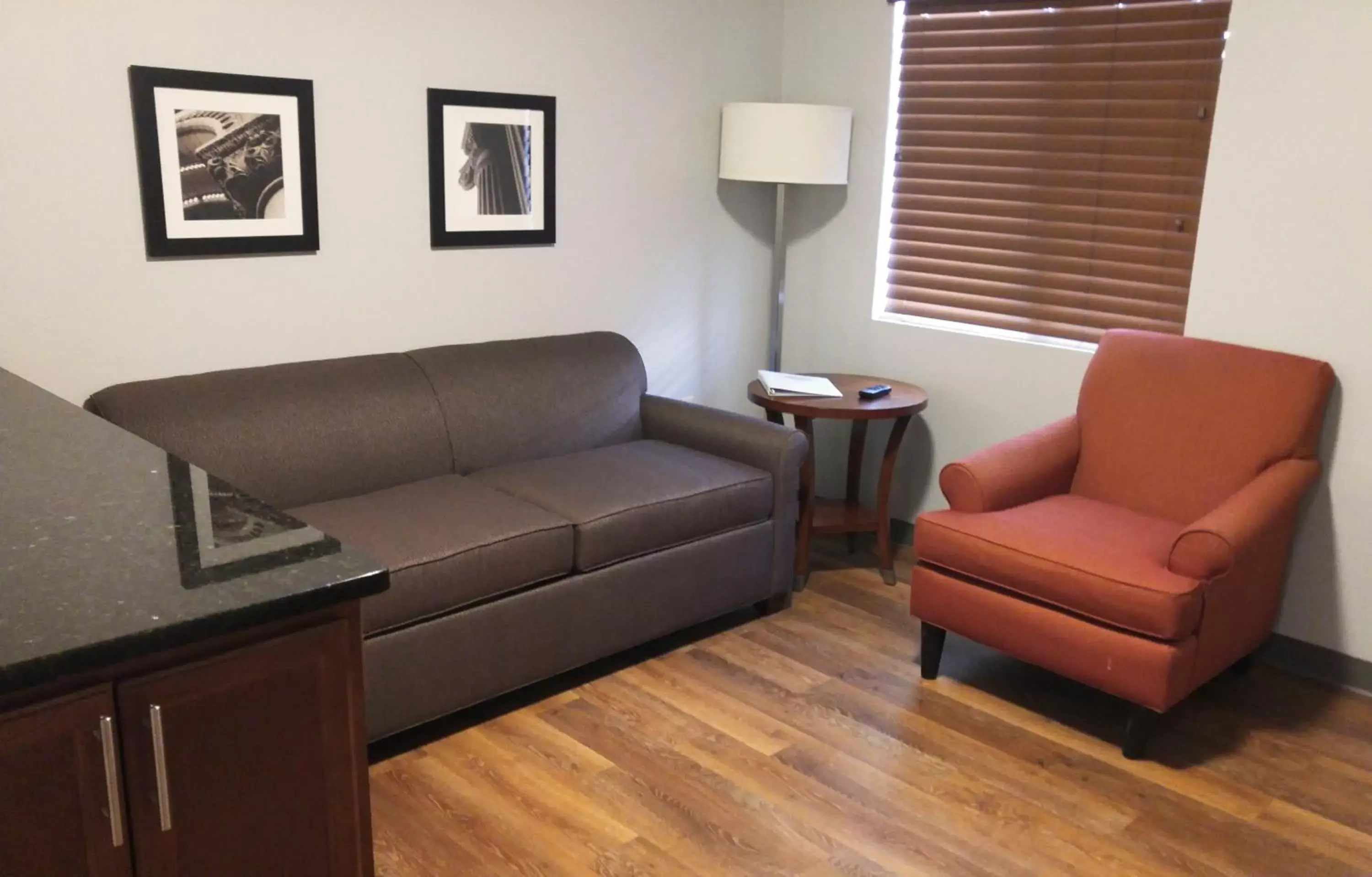 Photo of the whole room, Seating Area in Affordable Suites of America Portage