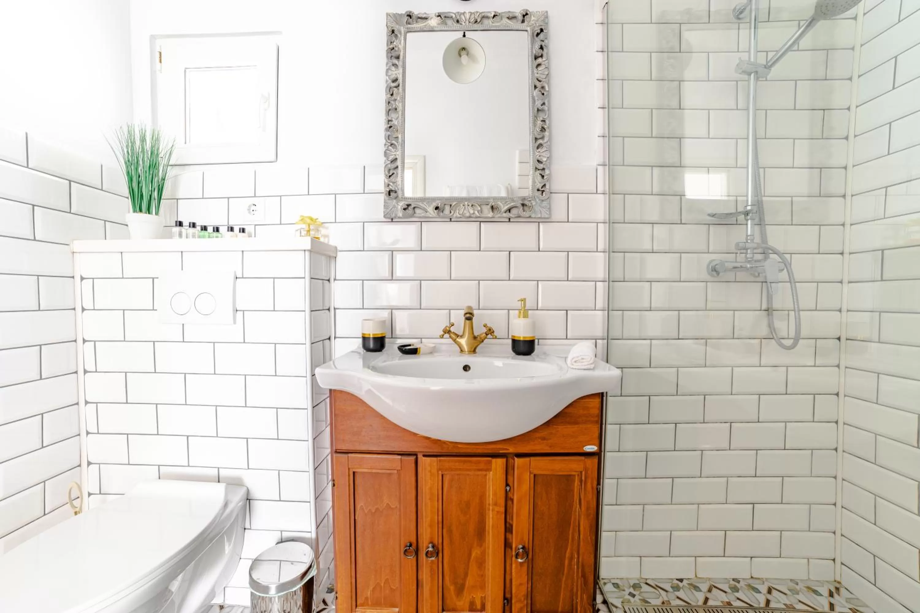 Bathroom in ALBERT RESIDENCE Brasov with complimentary parking and 10 percent Food and Drinks