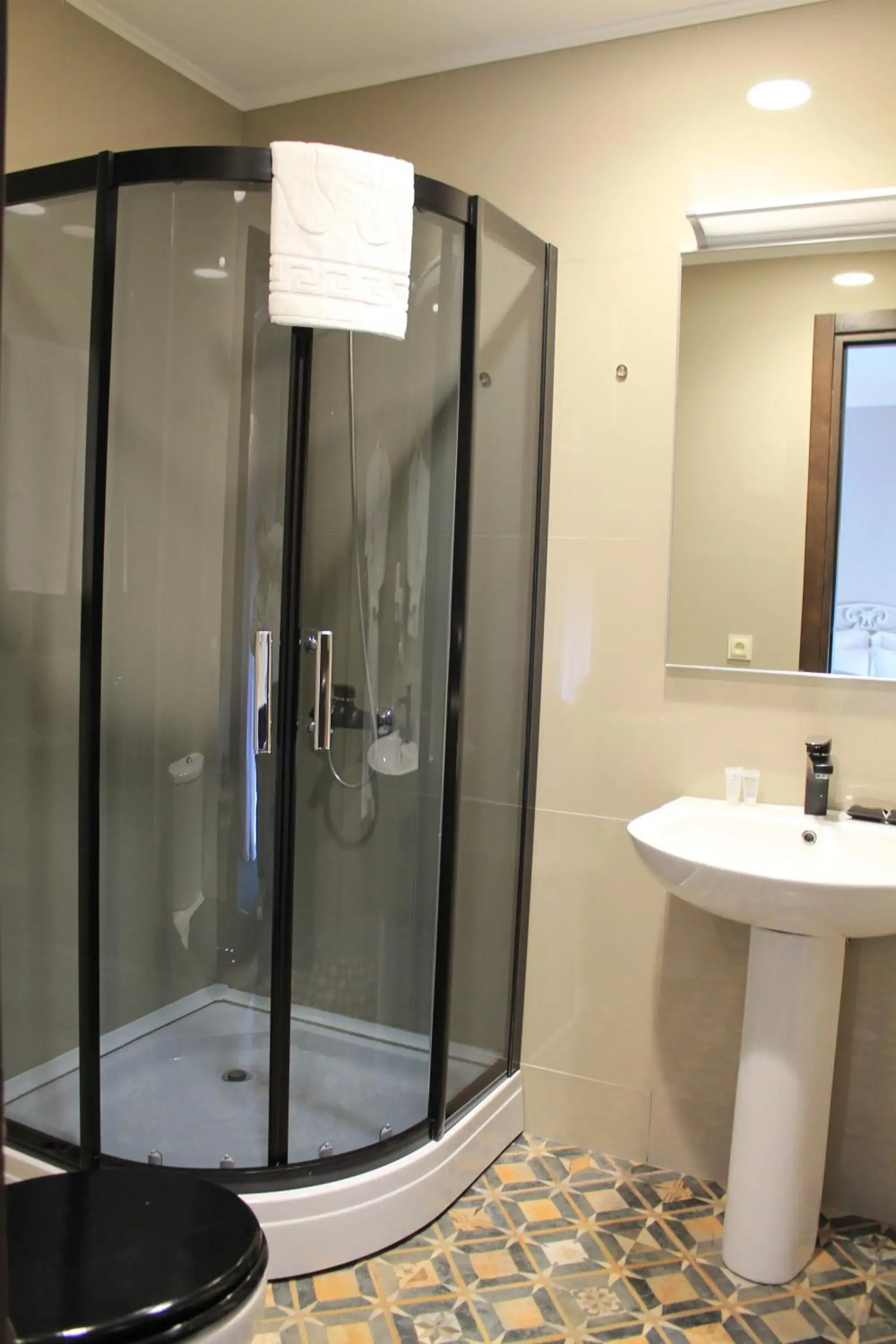 Shower, Bathroom in Redline Hotel