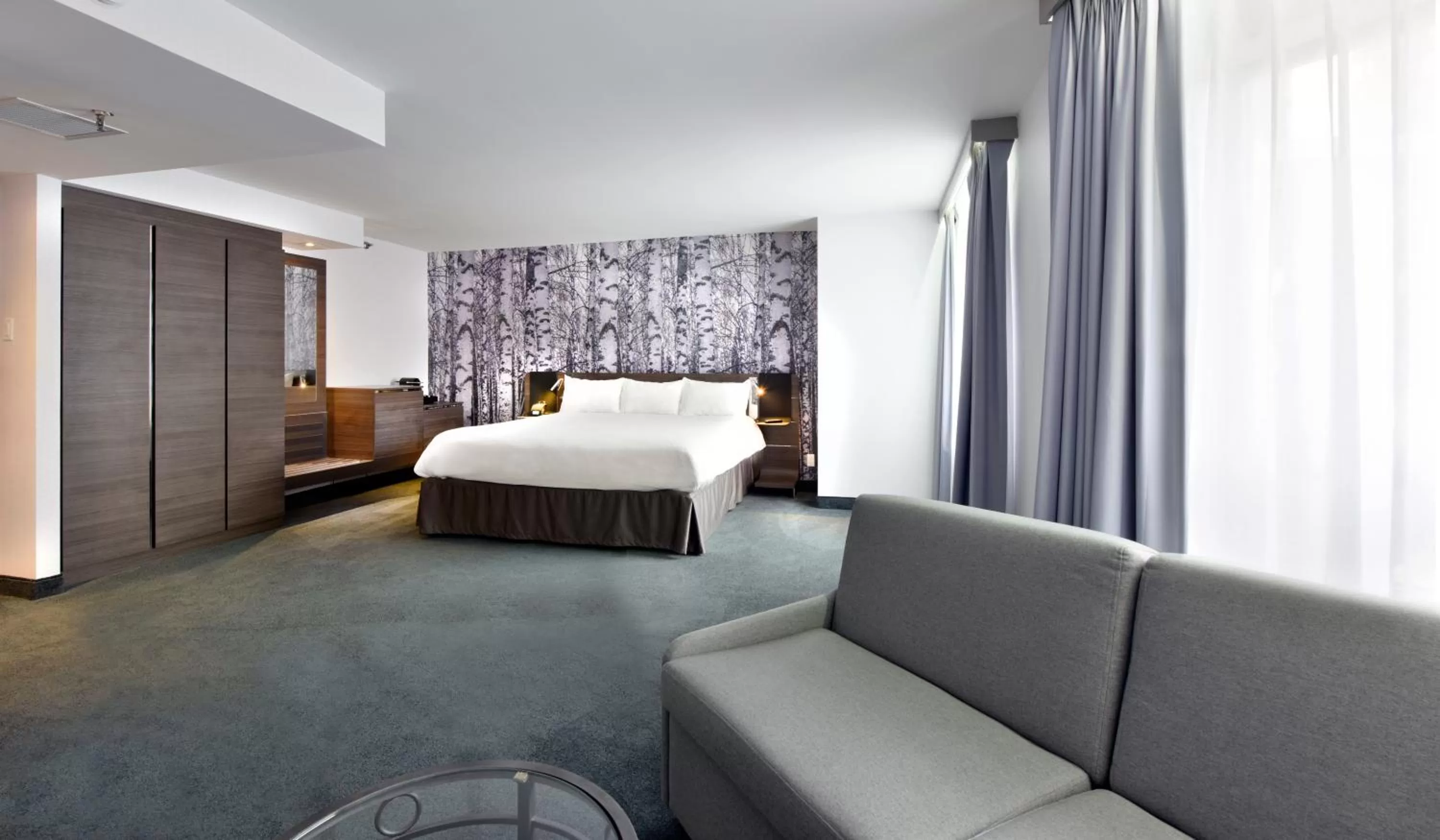 Photo of the whole room, Bed in DoubleTree by Hilton Ottawa Downtown