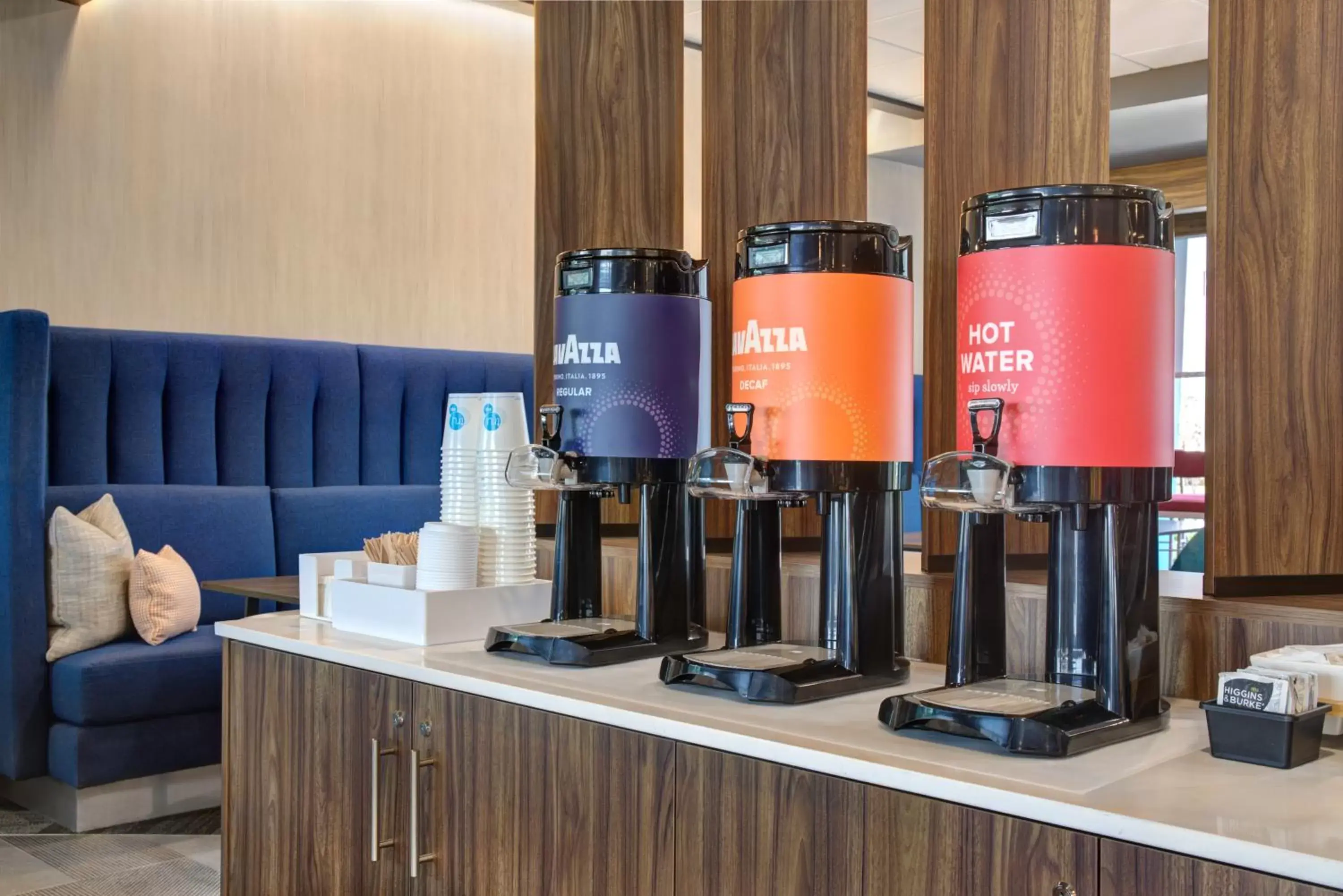 Coffee/tea facilities in Tru By Hilton Toronto Airport West