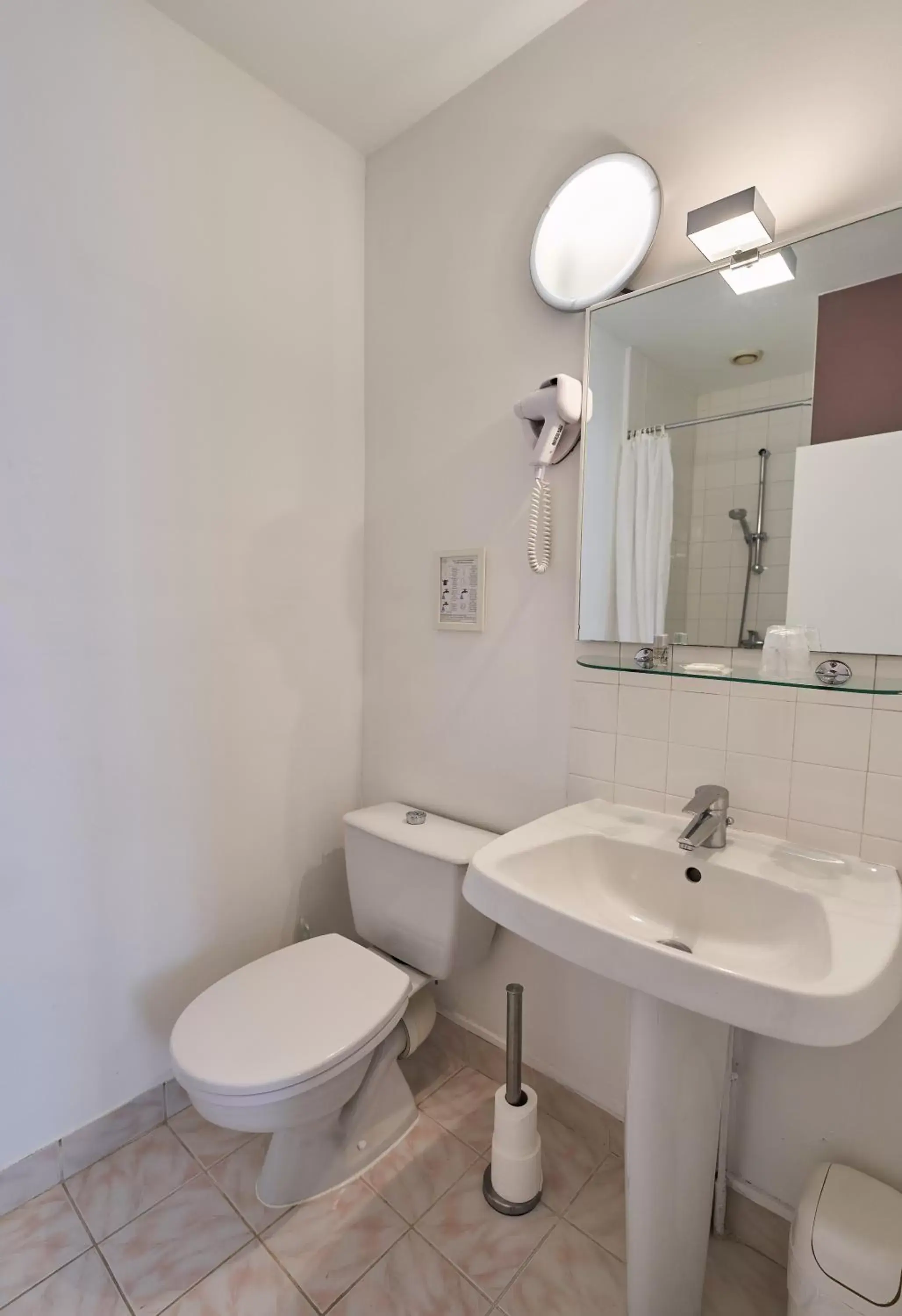 Bathroom in LOGIS Hôtel Du Théâtre