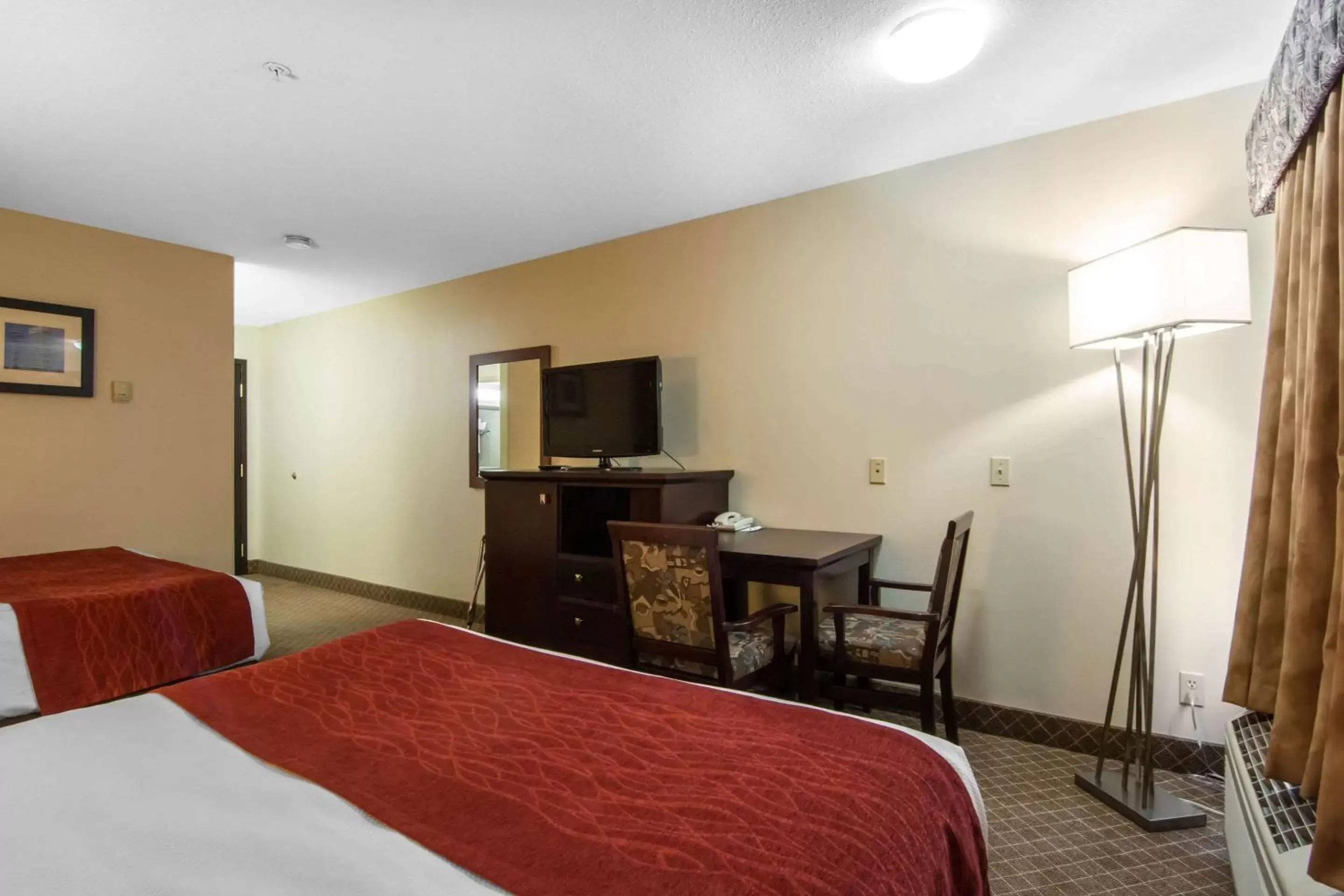 Photo of the whole room, Bed in Comfort Inn & Suites Airport South