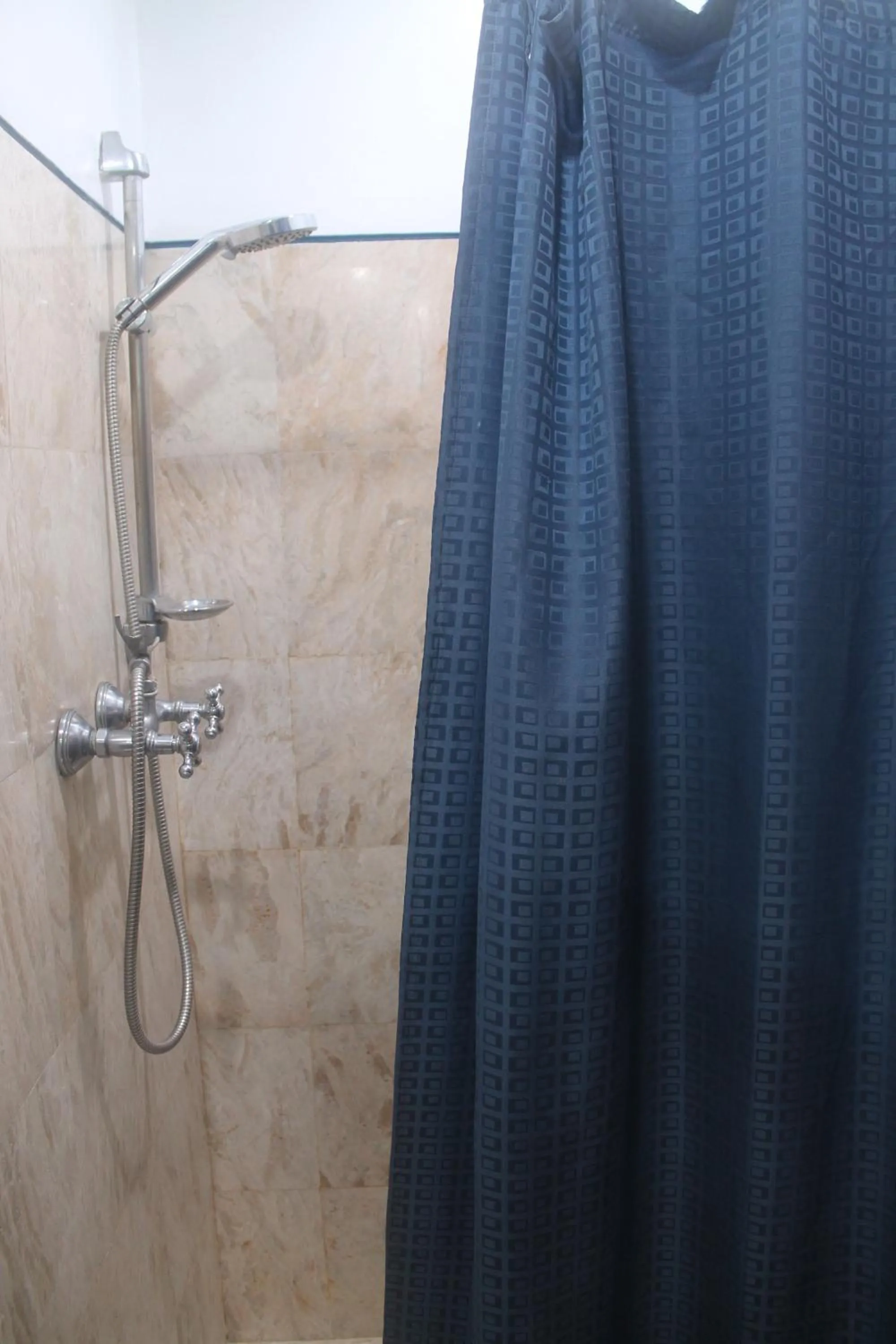 Bathroom in Pearl Manila Hotel