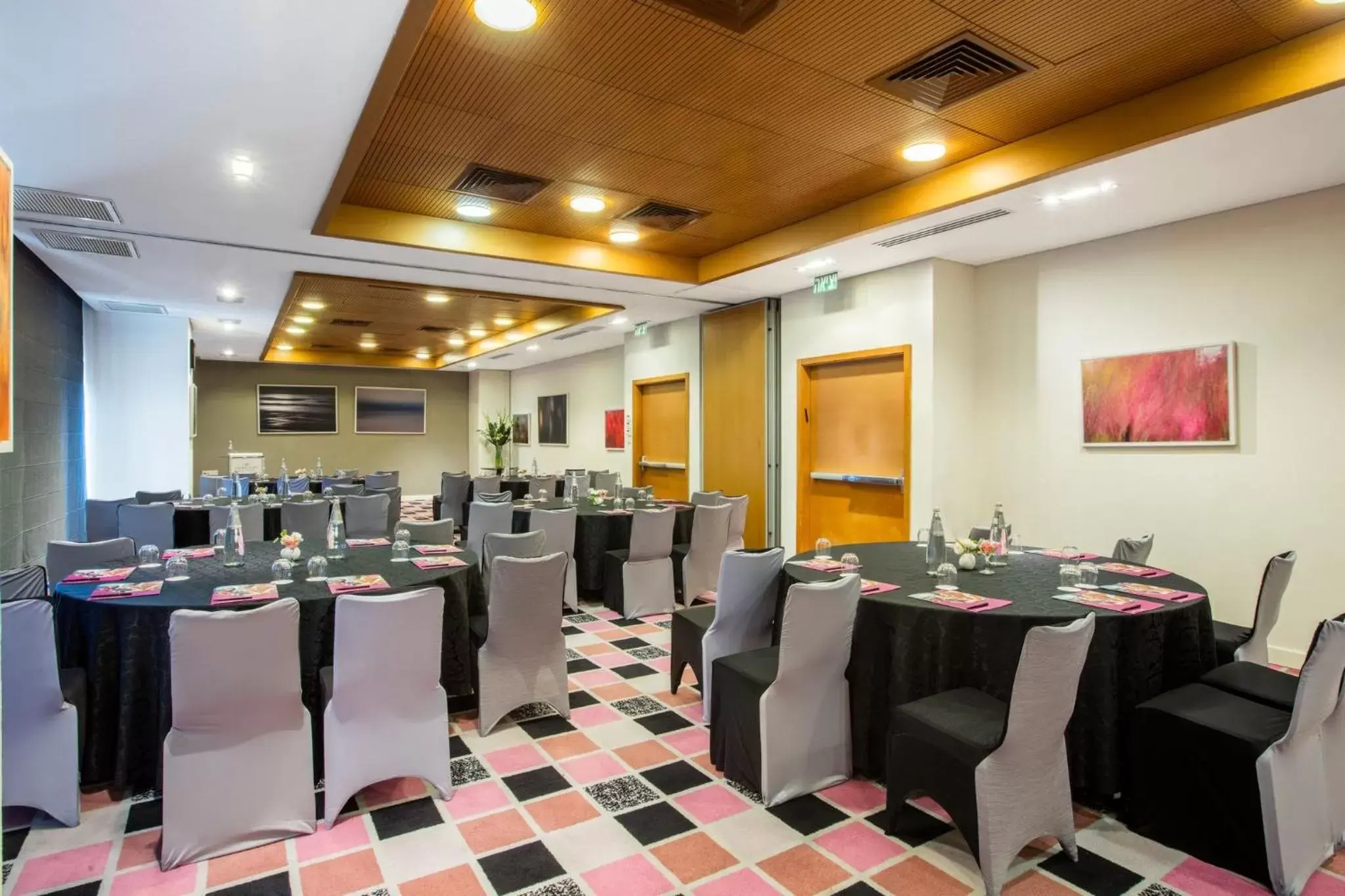 Meeting/conference room, Restaurant/Places to Eat in Crowne Plaza Tel Aviv City Center, an IHG Hotel