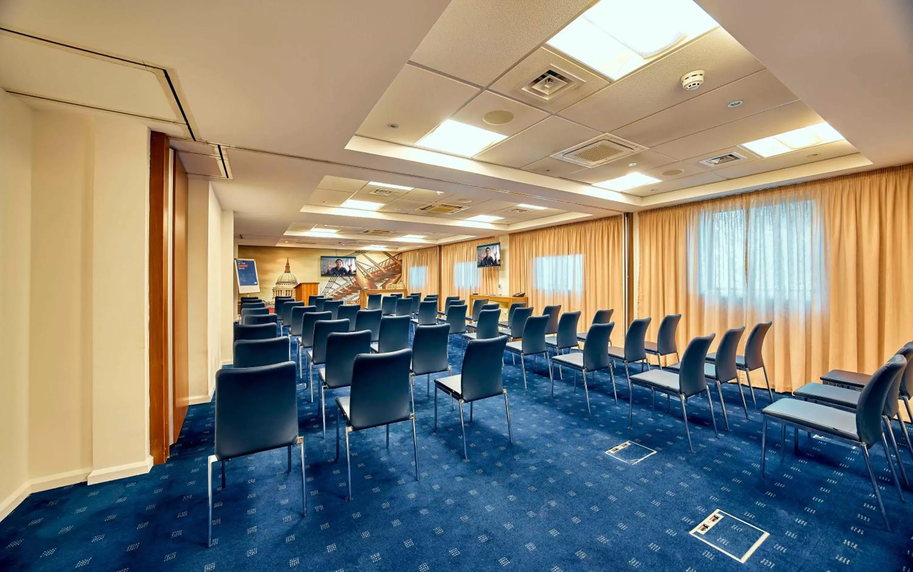Meeting/conference room in Holiday Inn Express London Stratford, an IHG Hotel