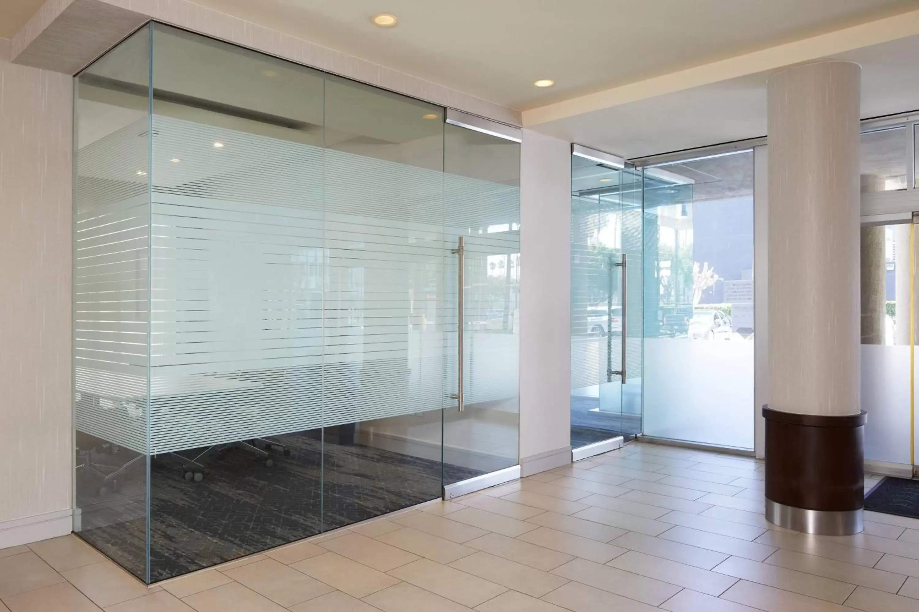 Meeting/conference room, Bathroom in Courtyard by Marriott Los Angeles LAX / Century Boulevard