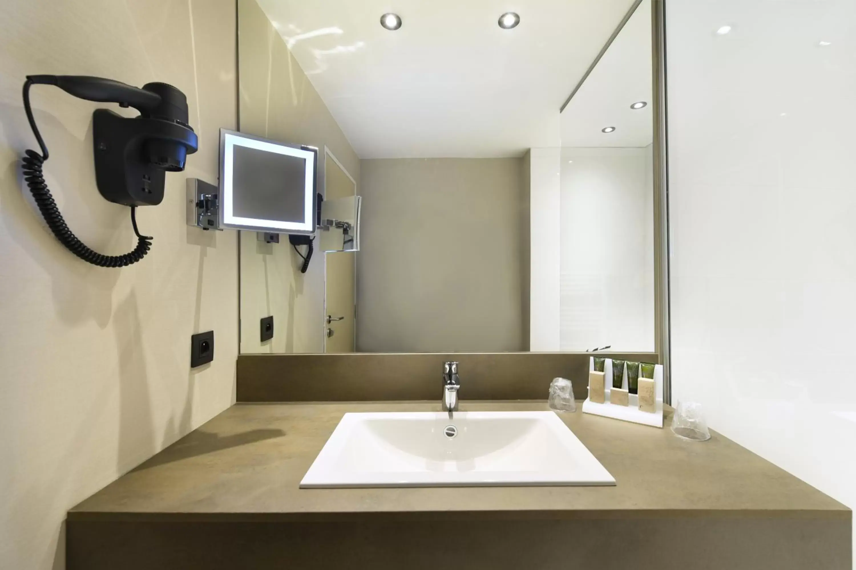 Bathroom in Hotel Charleroi Airport - Van Der Valk