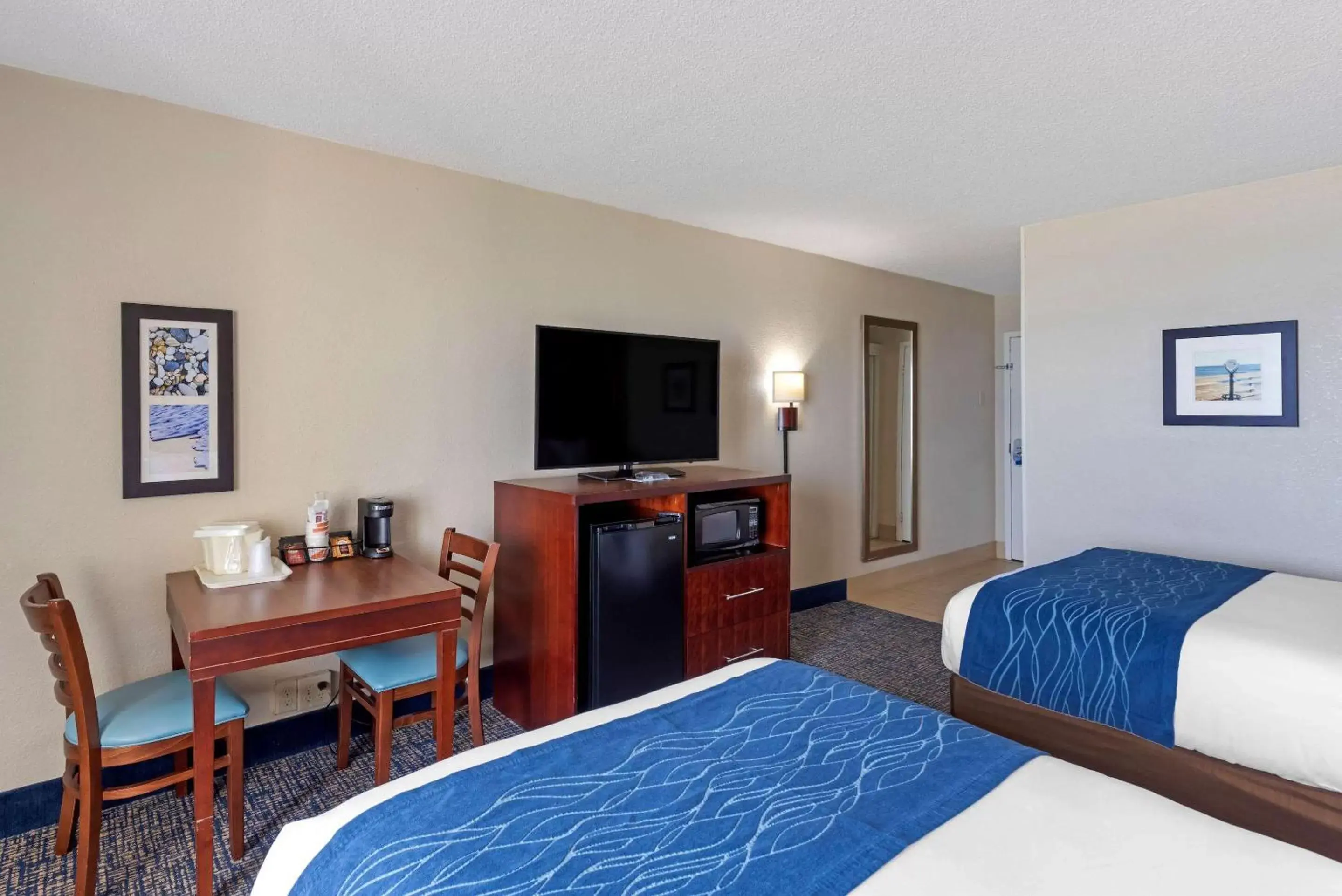 Photo of the whole room, TV/Entertainment Center in Comfort Inn on the Ocean