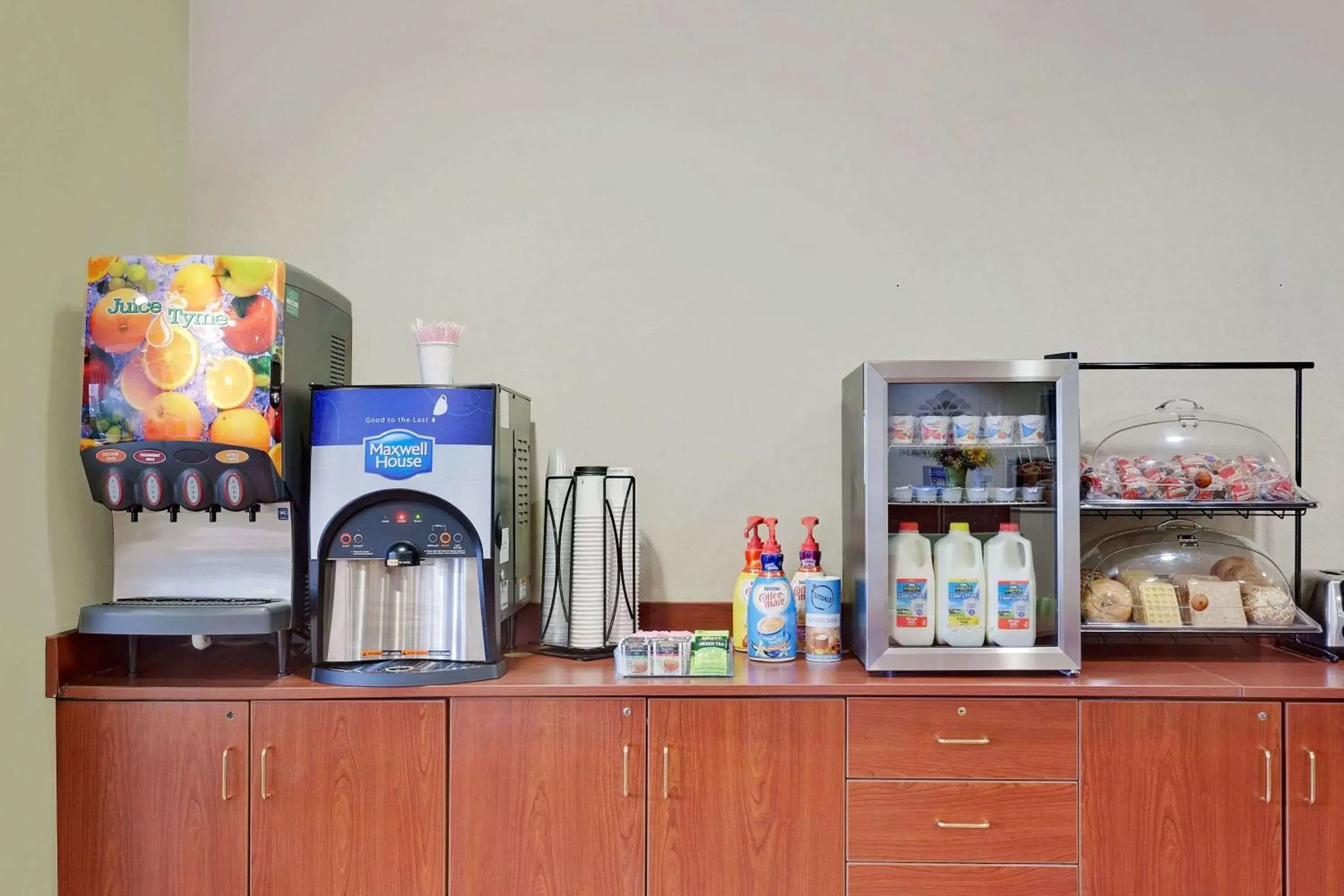 Restaurant/places to eat in Microtel Inn & Suites by Wyndham Wellsville Restaurant/places to eat in Microtel Inn & Suites by Wyndham Wellsville