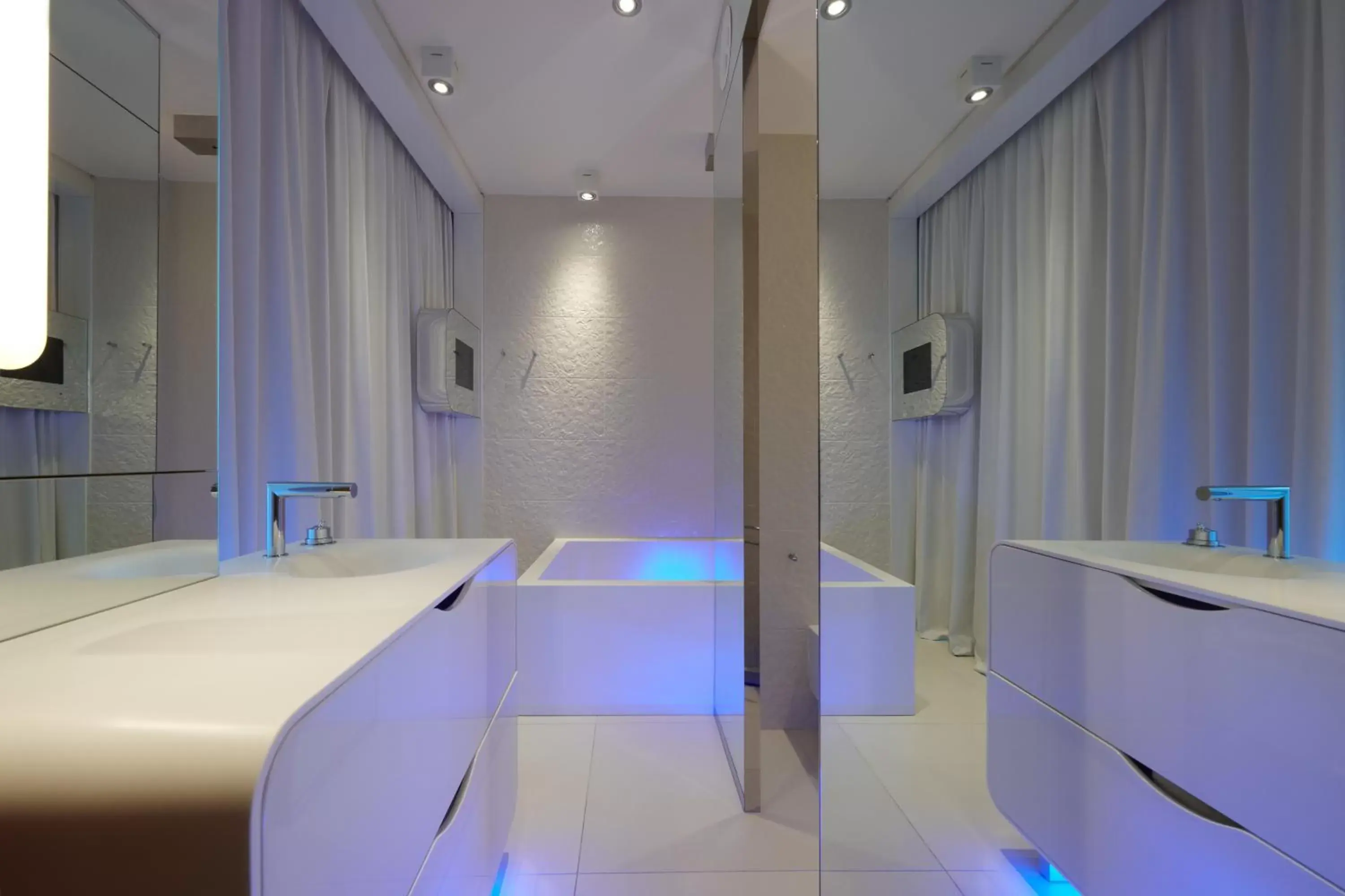 Bathroom, Swimming Pool in i-Suite Hotel