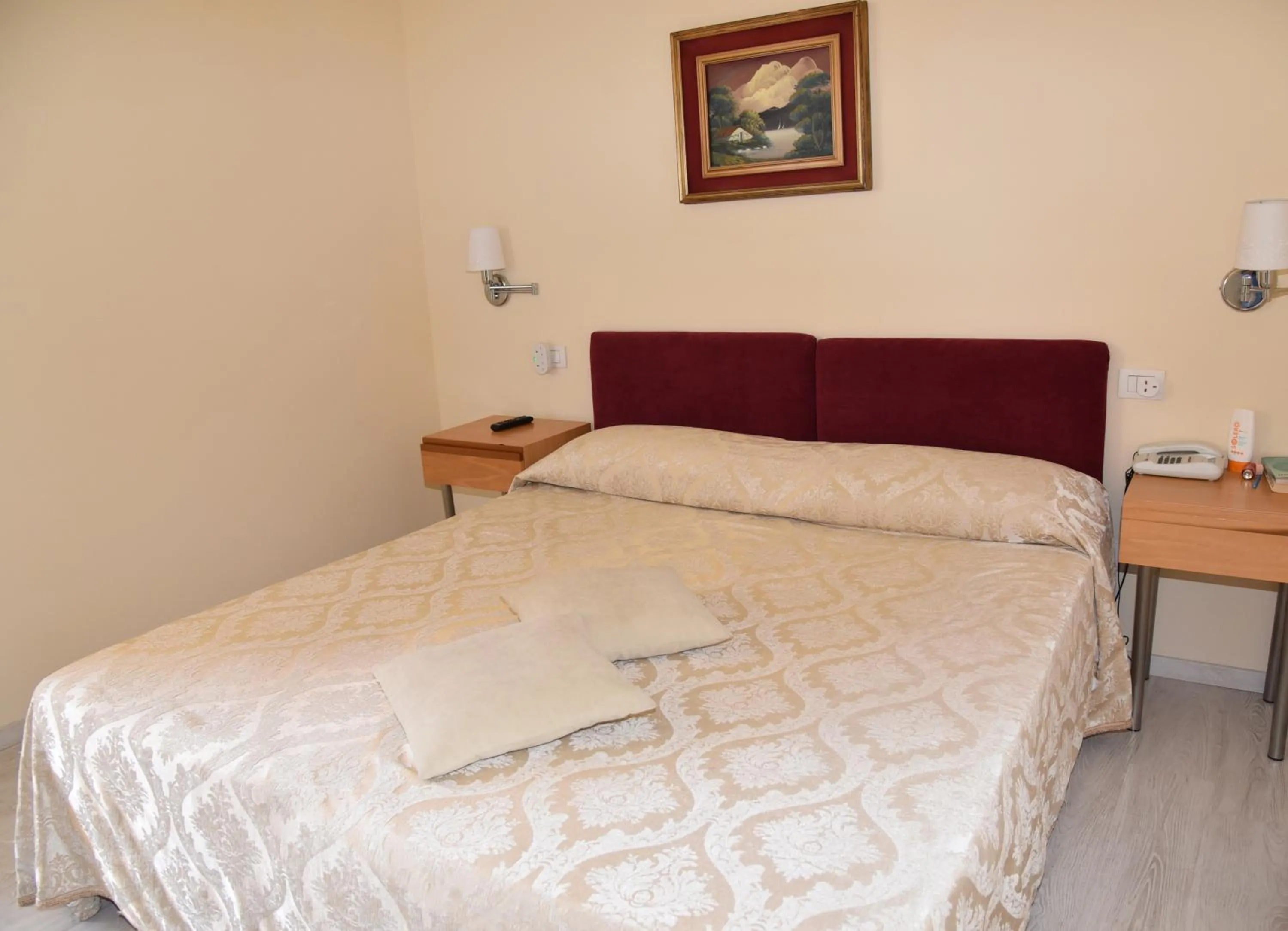 Bed in Hotel Ristorante Miralago