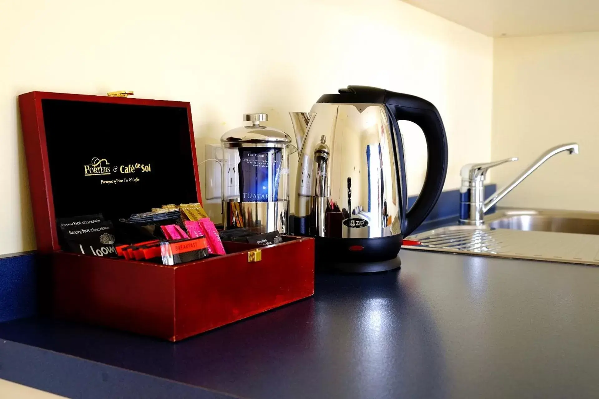 Coffee/tea facilities in Airport Birches Motel