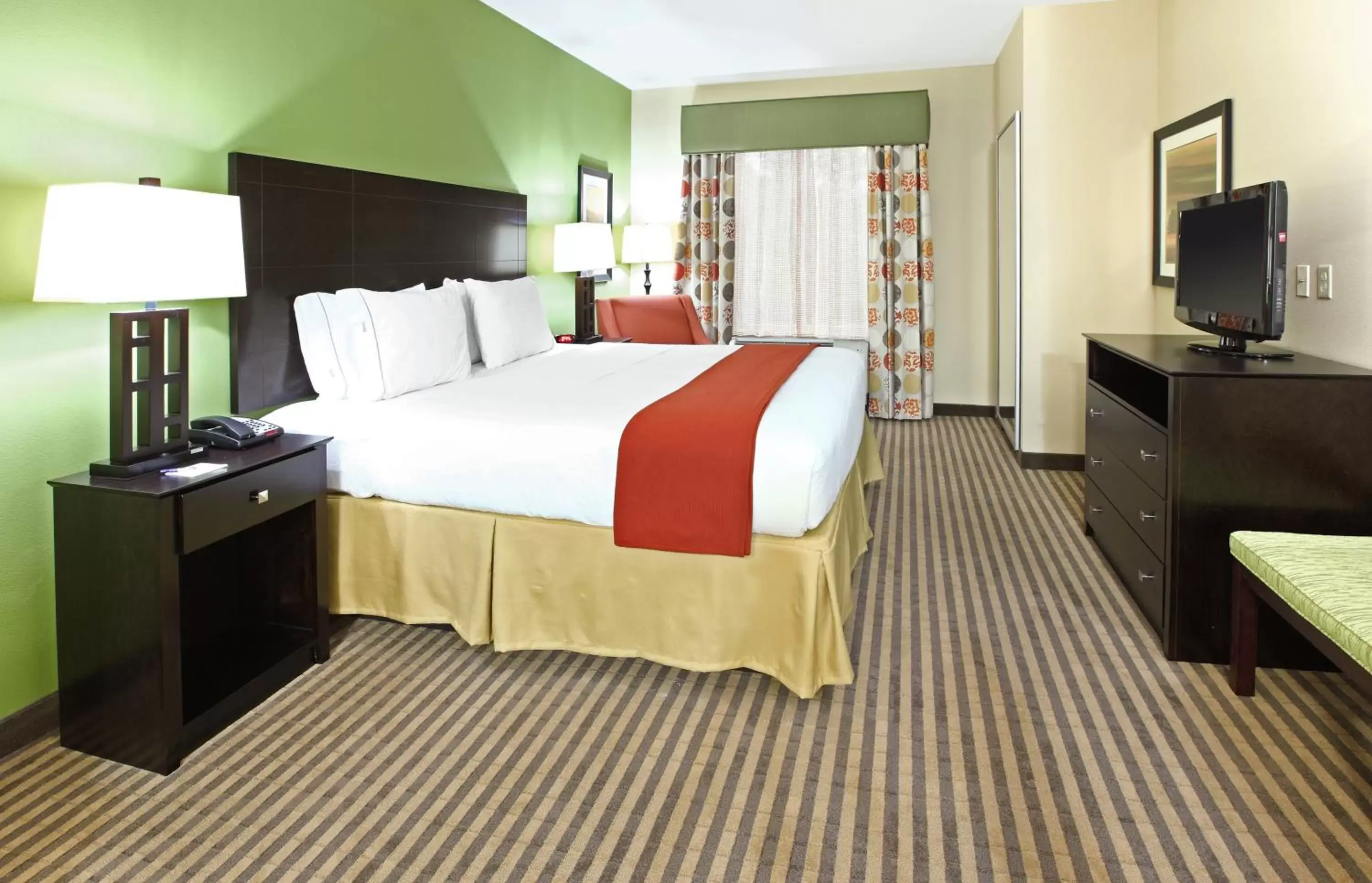 Bedroom, Bed in Holiday Inn Express & Suites Maumelle, an IHG Hotel