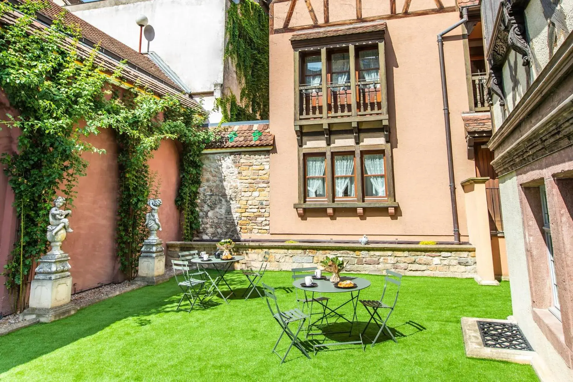 Patio, Property Building in Le 1615 - Luxe et Spa