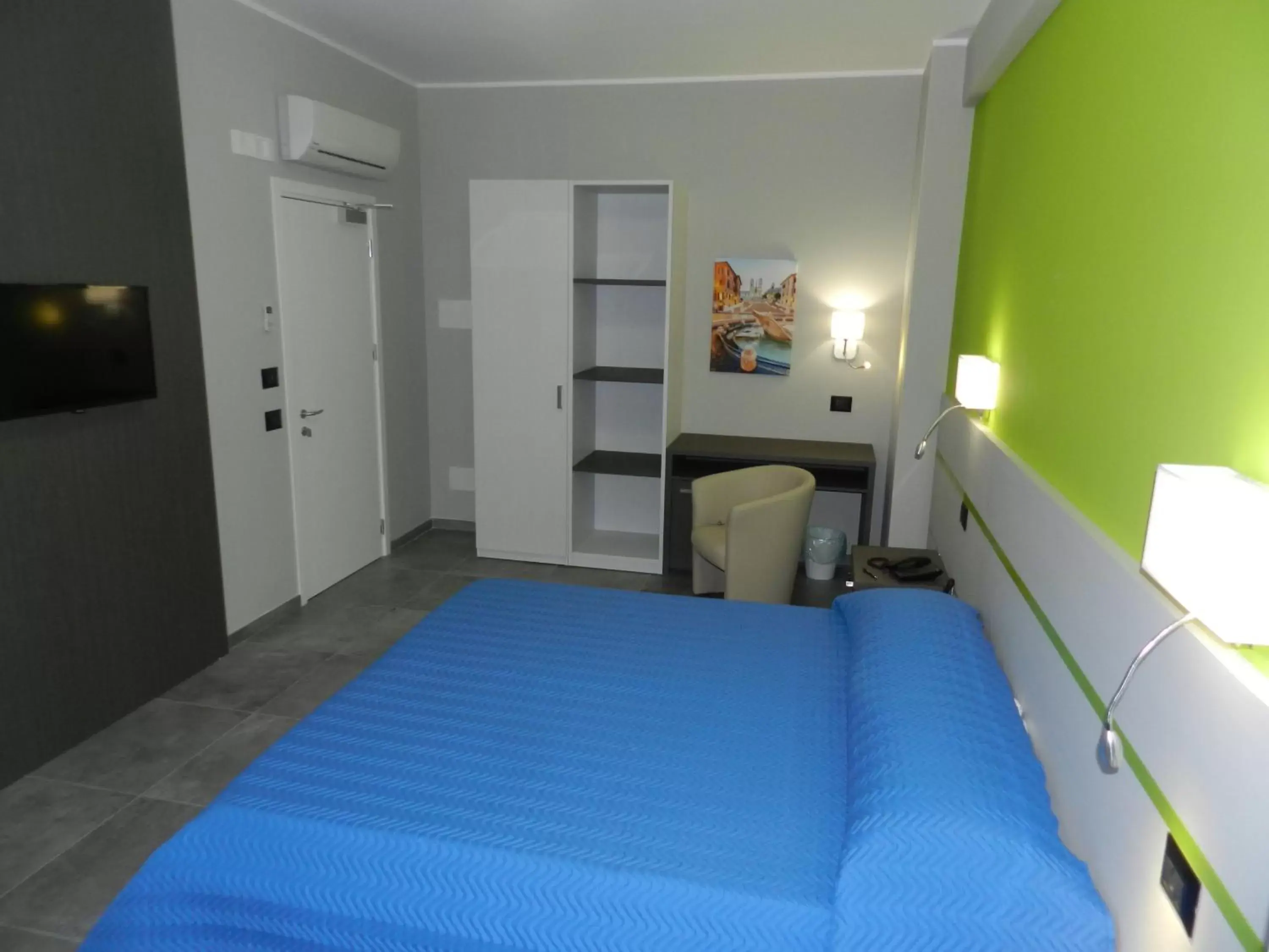 Photo of the whole room, Bed in Erasmus Hotel