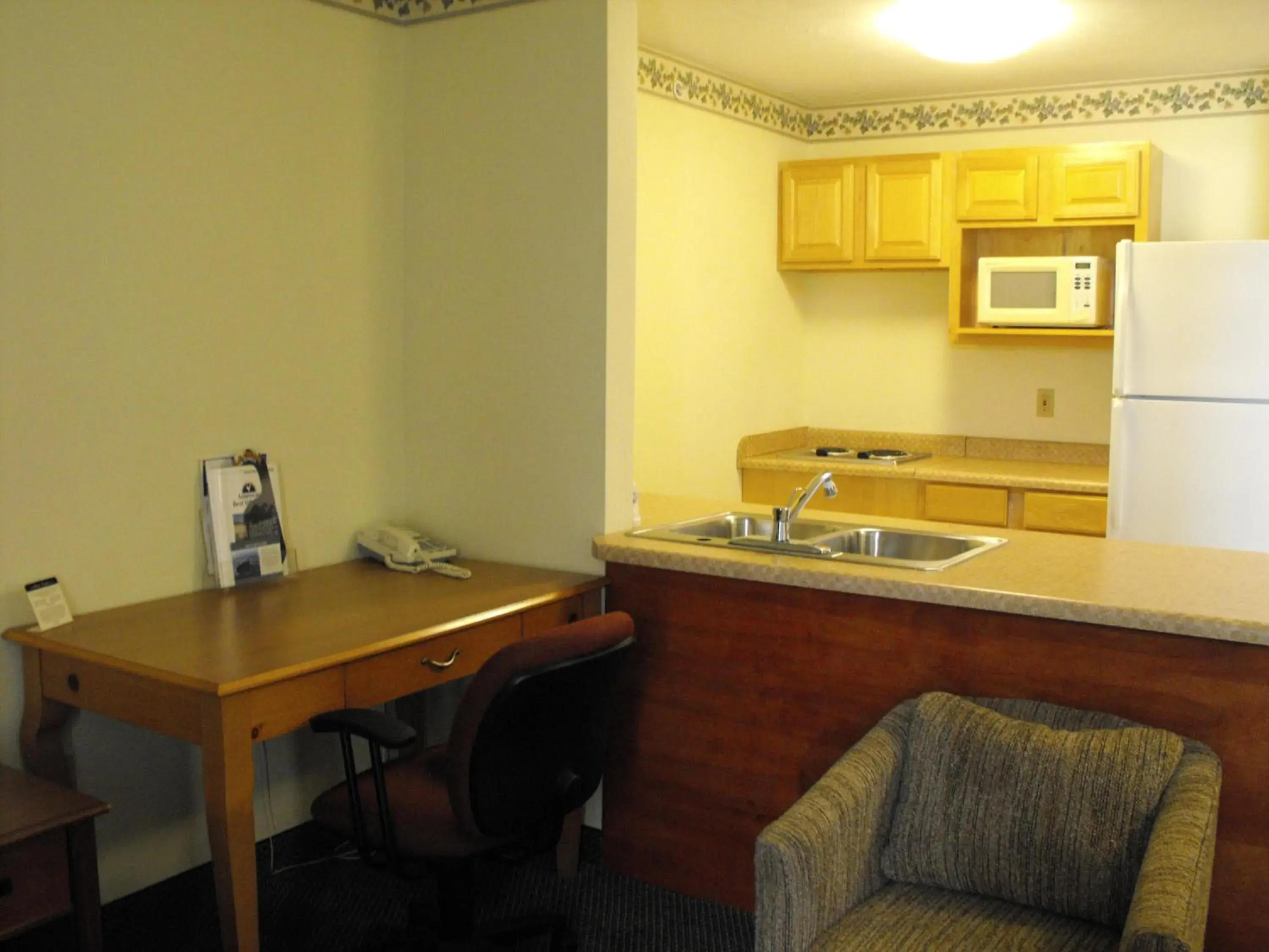 Kitchen/Kitchenette in Americas Best Value Inn Three Rivers