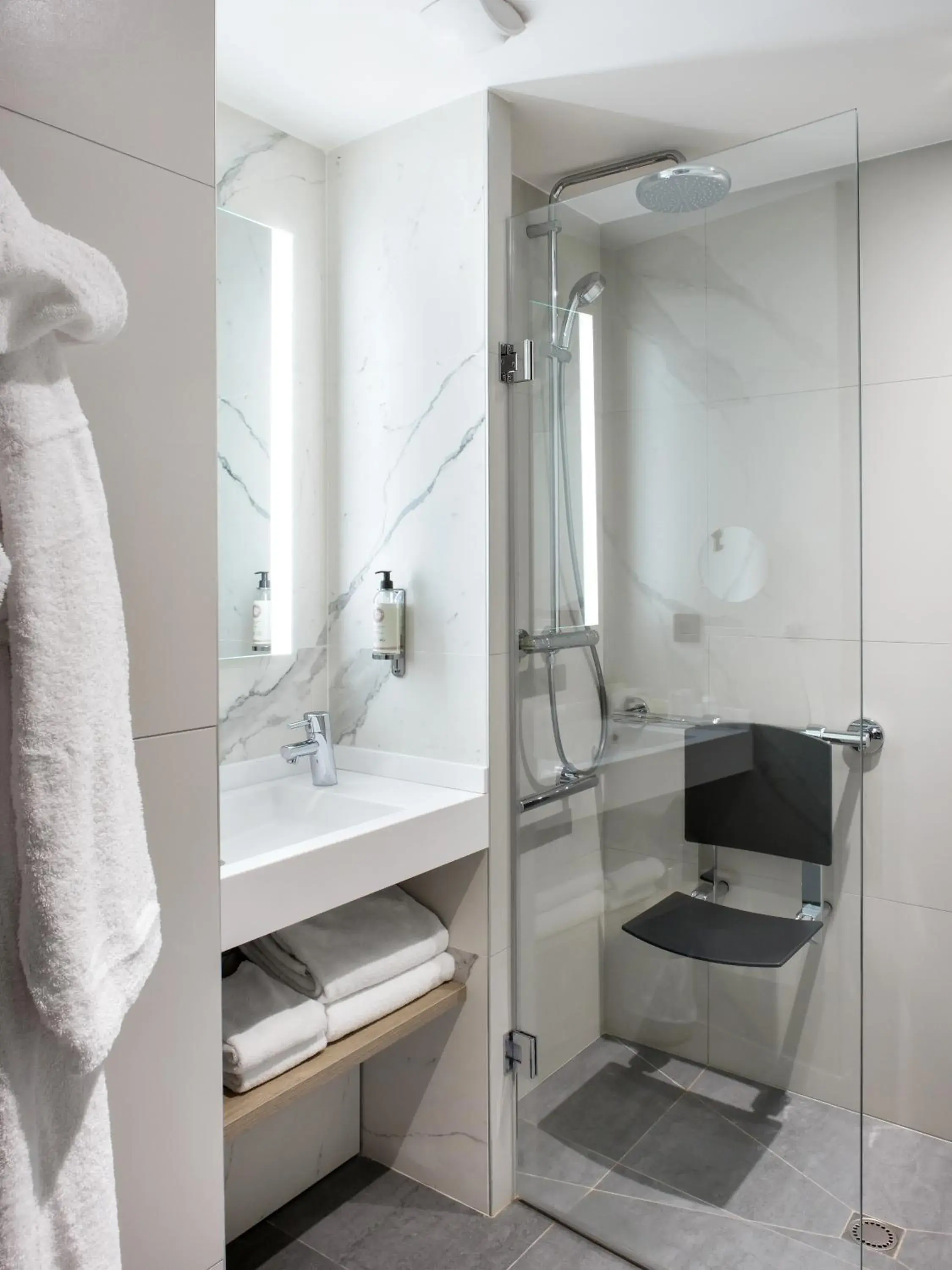 Shower, Bathroom in Best Western Hotel du Pont Wilson