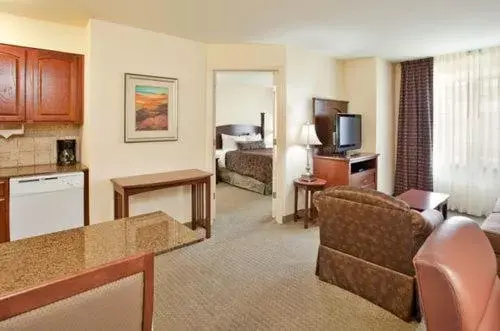 Bed, Seating Area in Staybridge Suites - Kansas City-Independence, an IHG Hotel