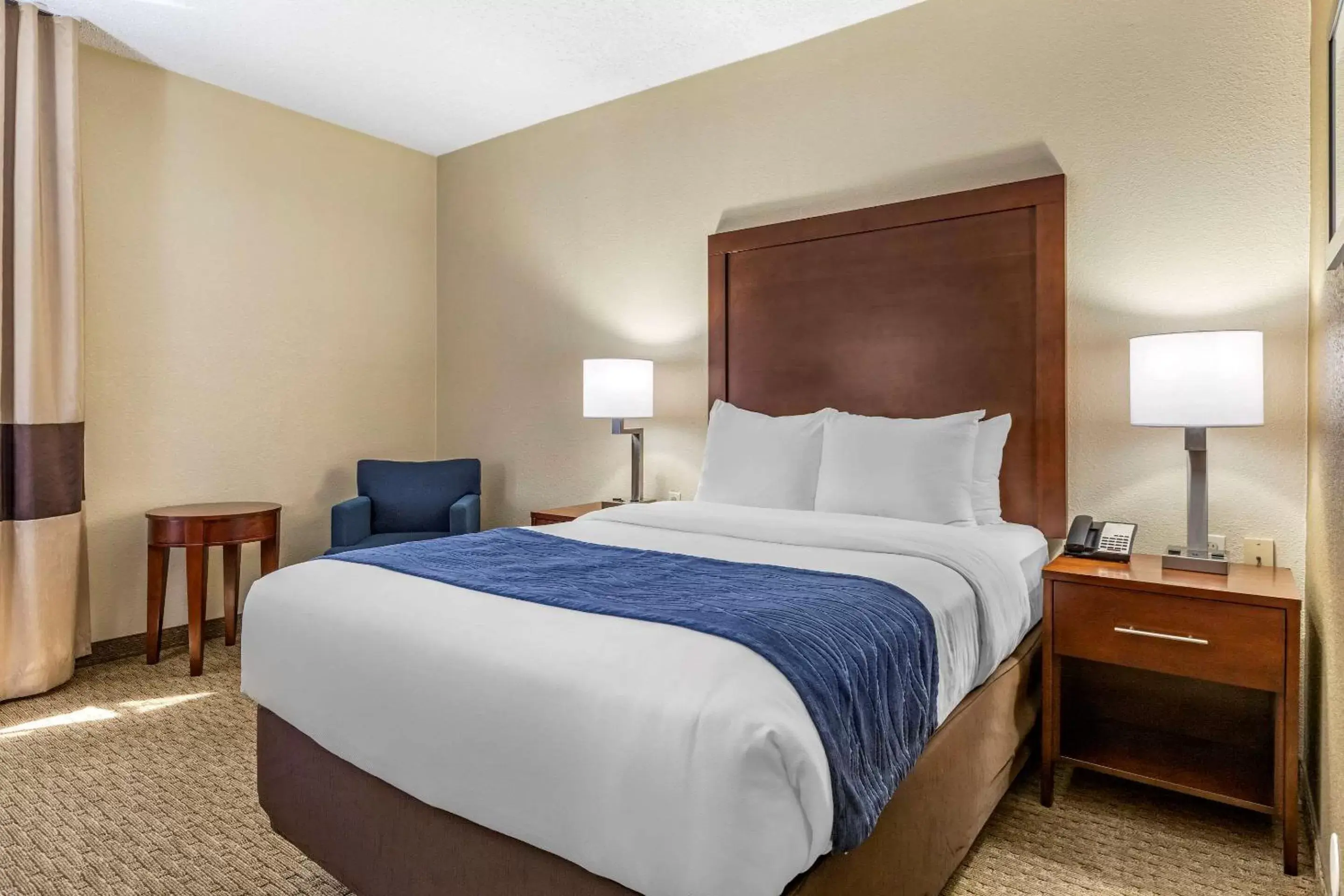 Photo of the whole room, Bed in Comfort Inn Near Greenfield Village