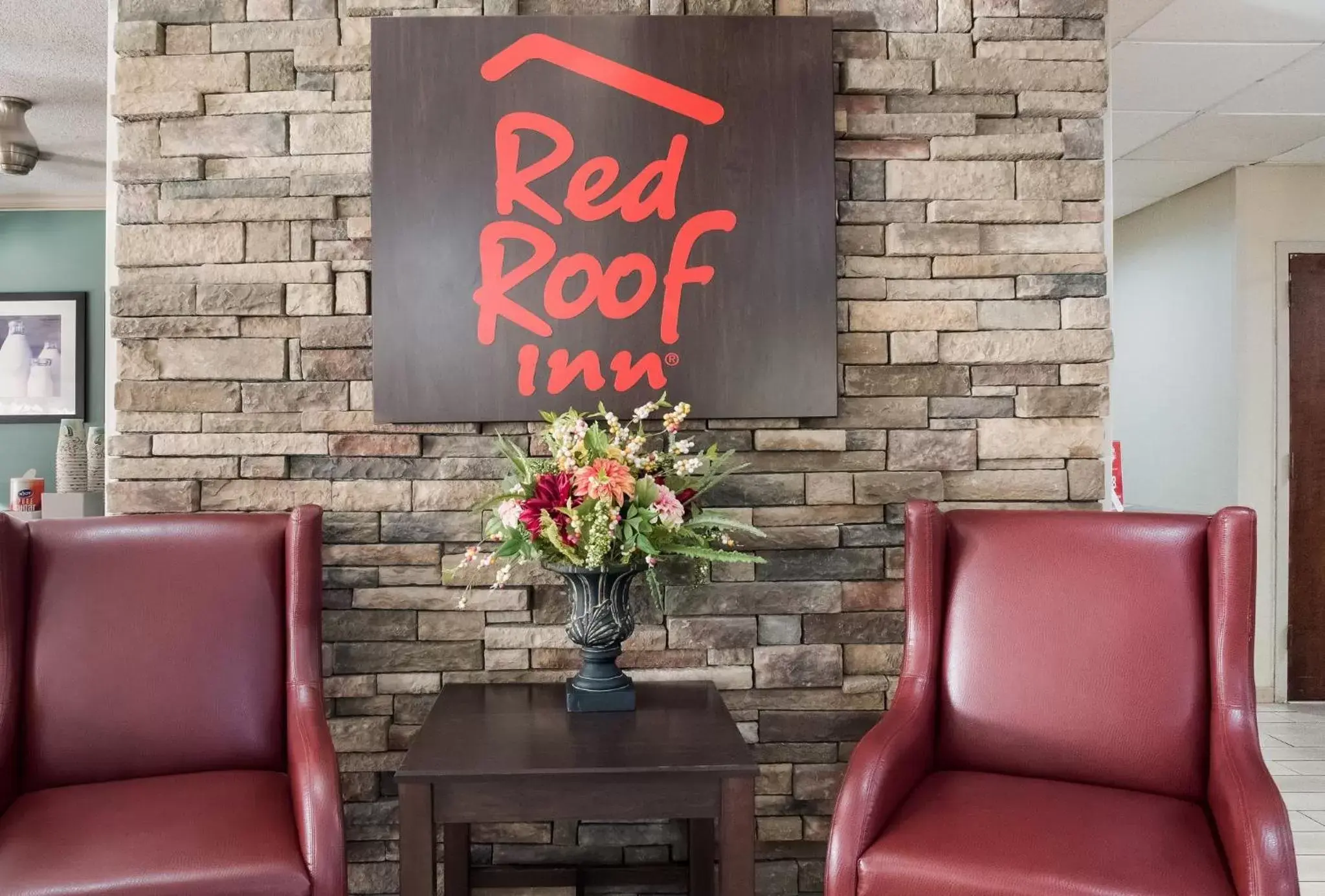 Lobby or reception, Seating Area in Red Roof Inn Tupelo