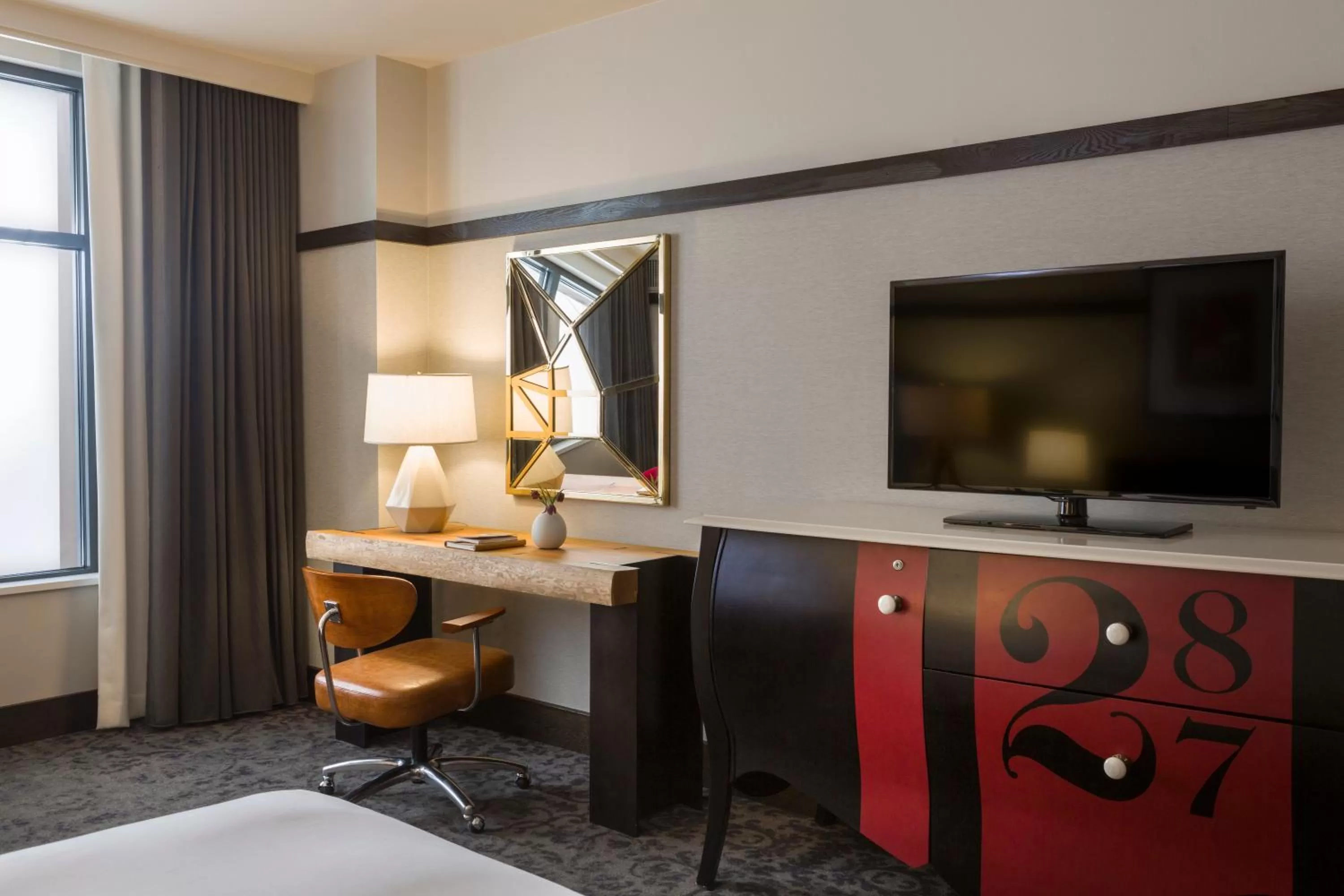 Photo of the whole room, Bed in Kimpton Journeyman Hotel by IHG