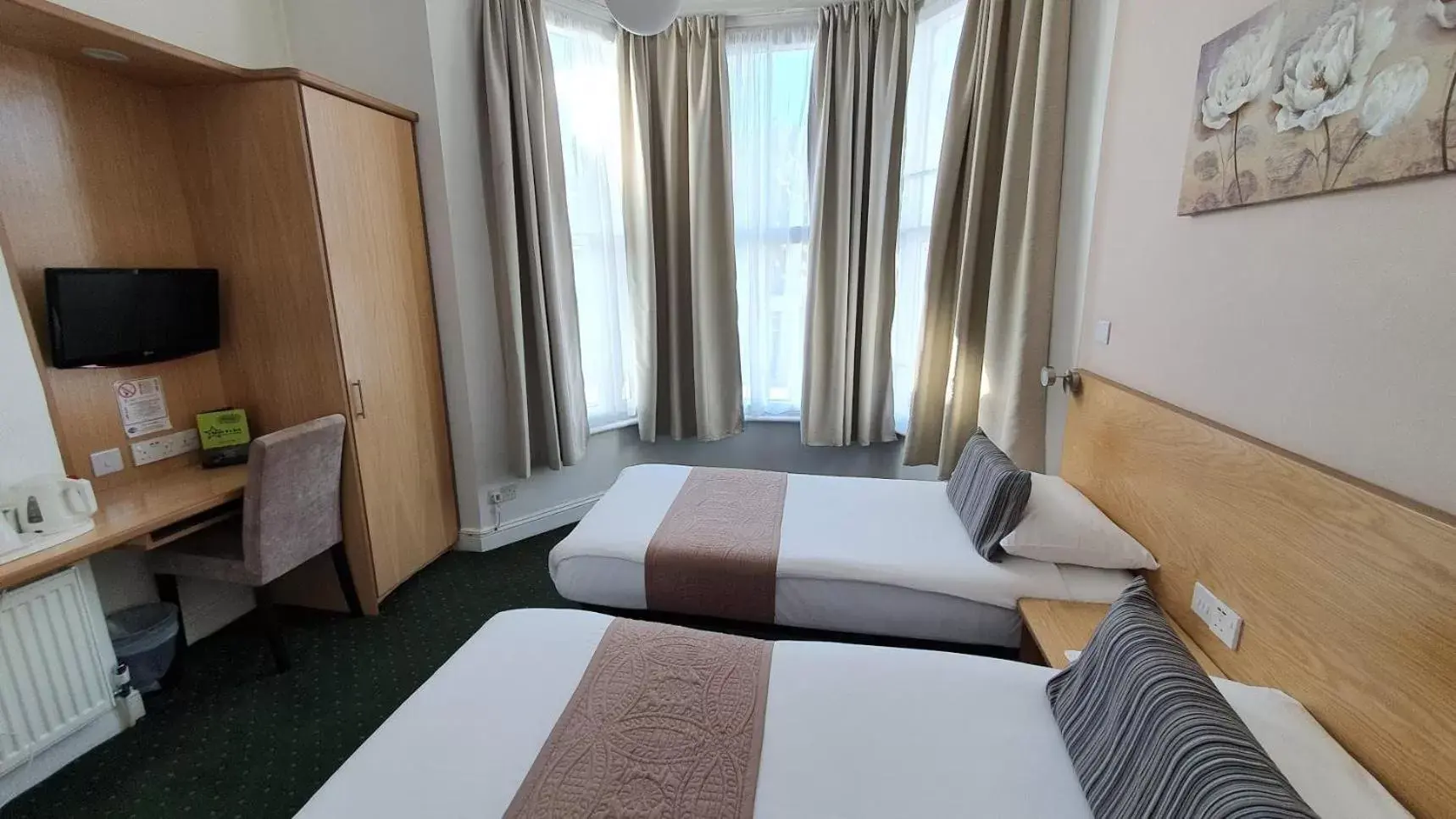 Bedroom, Bed in Star Hotel