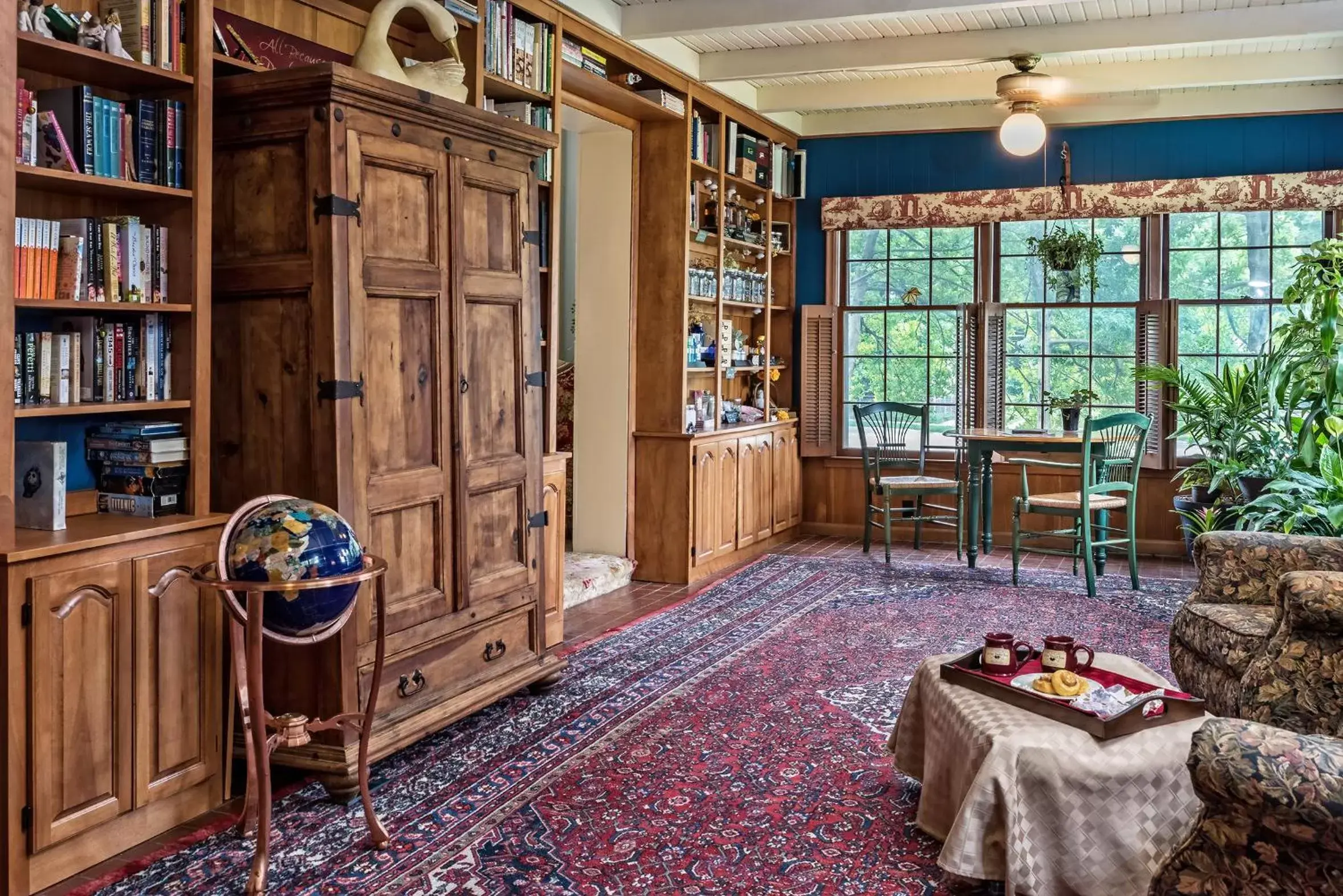 Communal lounge/ TV room in Silver Heart Inn & Cottages