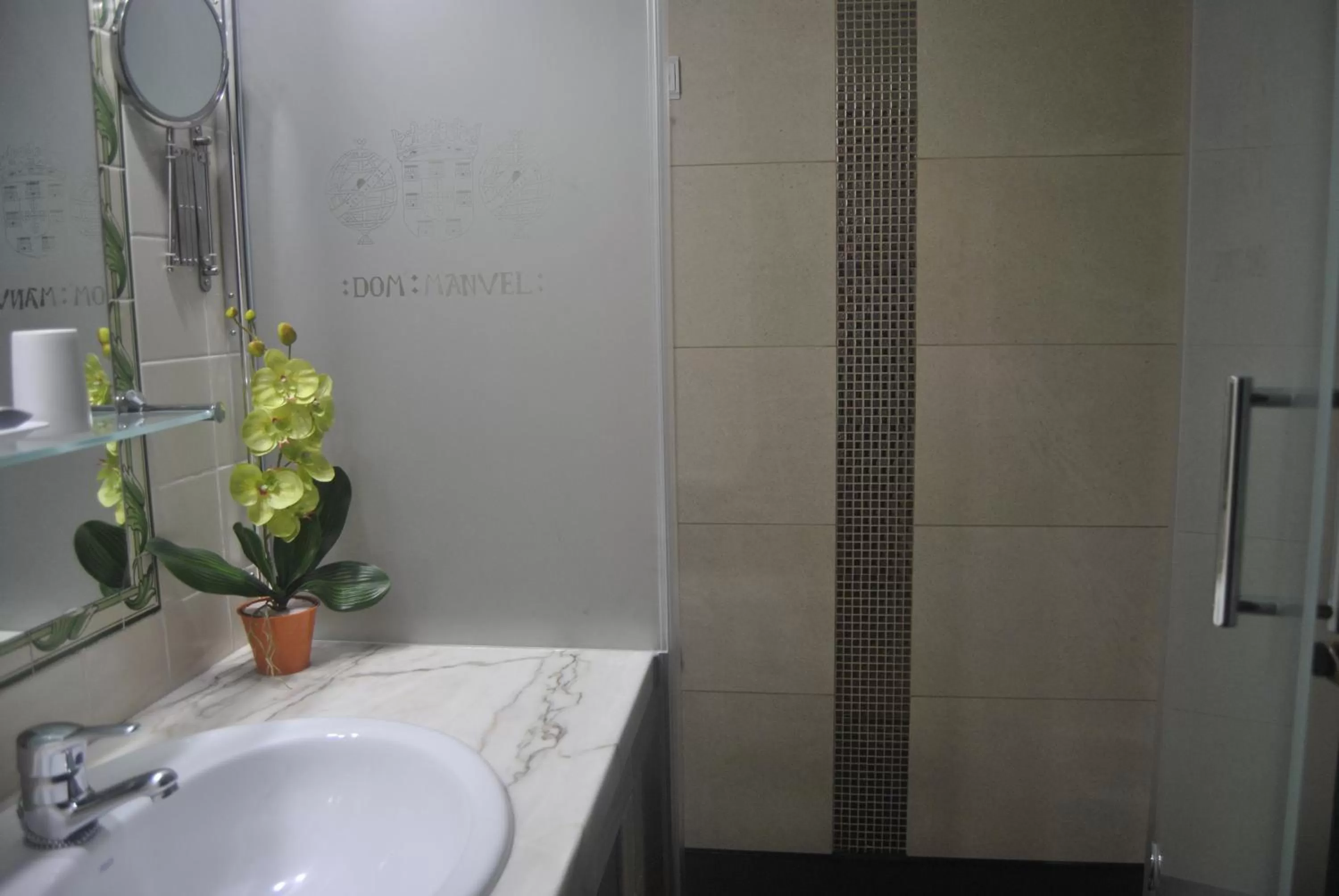 Shower in Hotel El Rei Dom Manuel