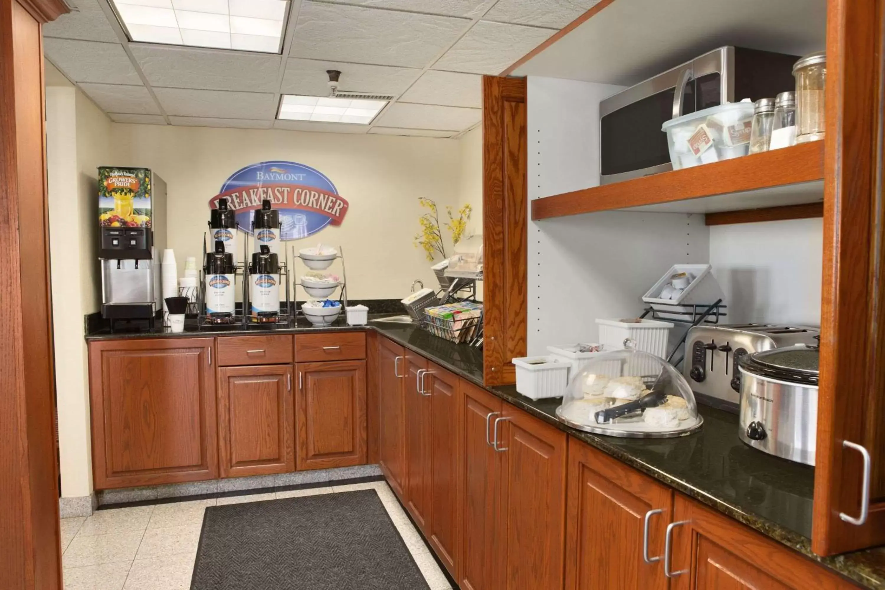 Restaurant/places to eat, Kitchen/Kitchenette in Baymont by Wyndham Oklahoma City Airport