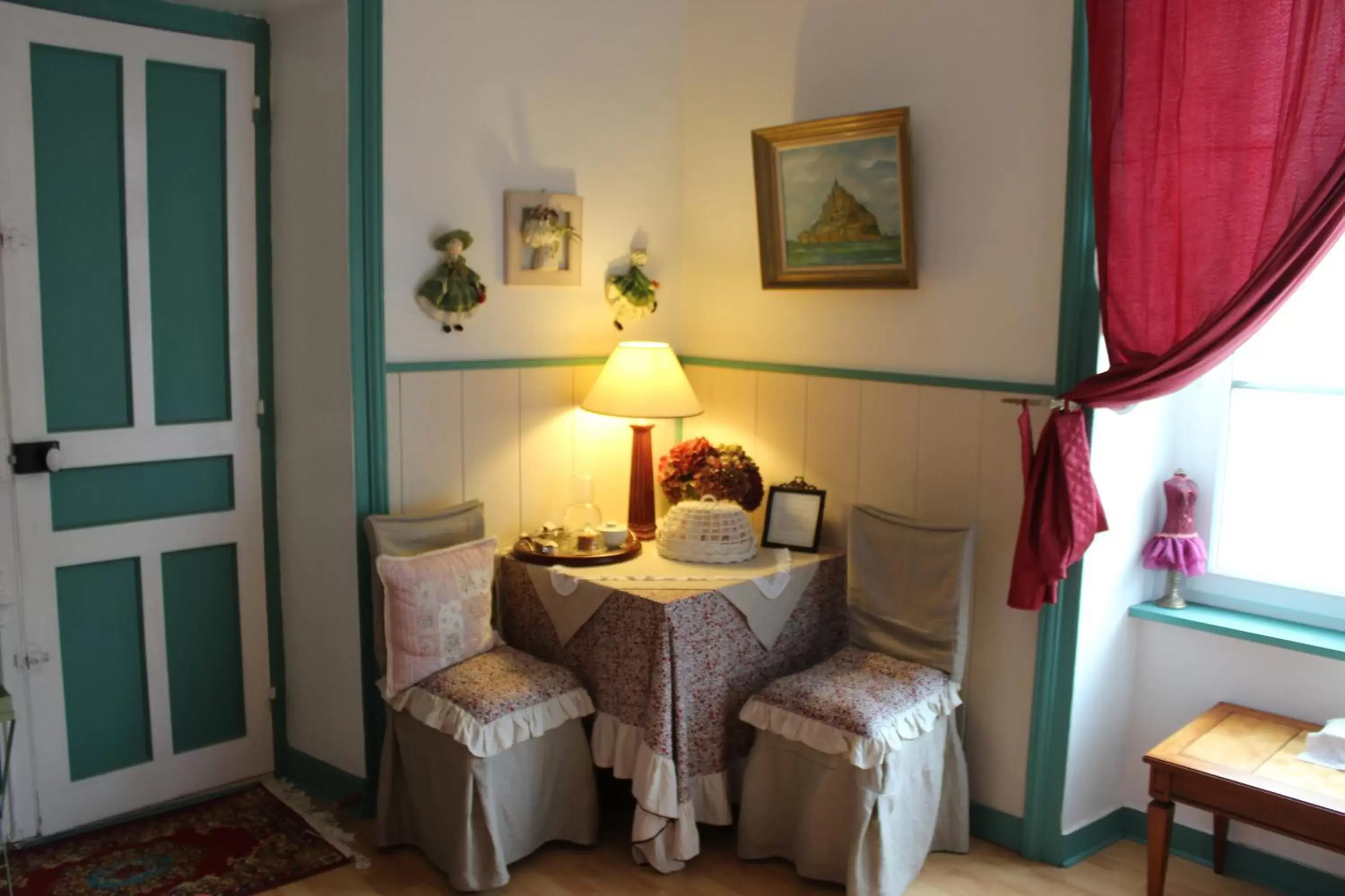 Seating area, Bed in La Demeure aux Hortensias