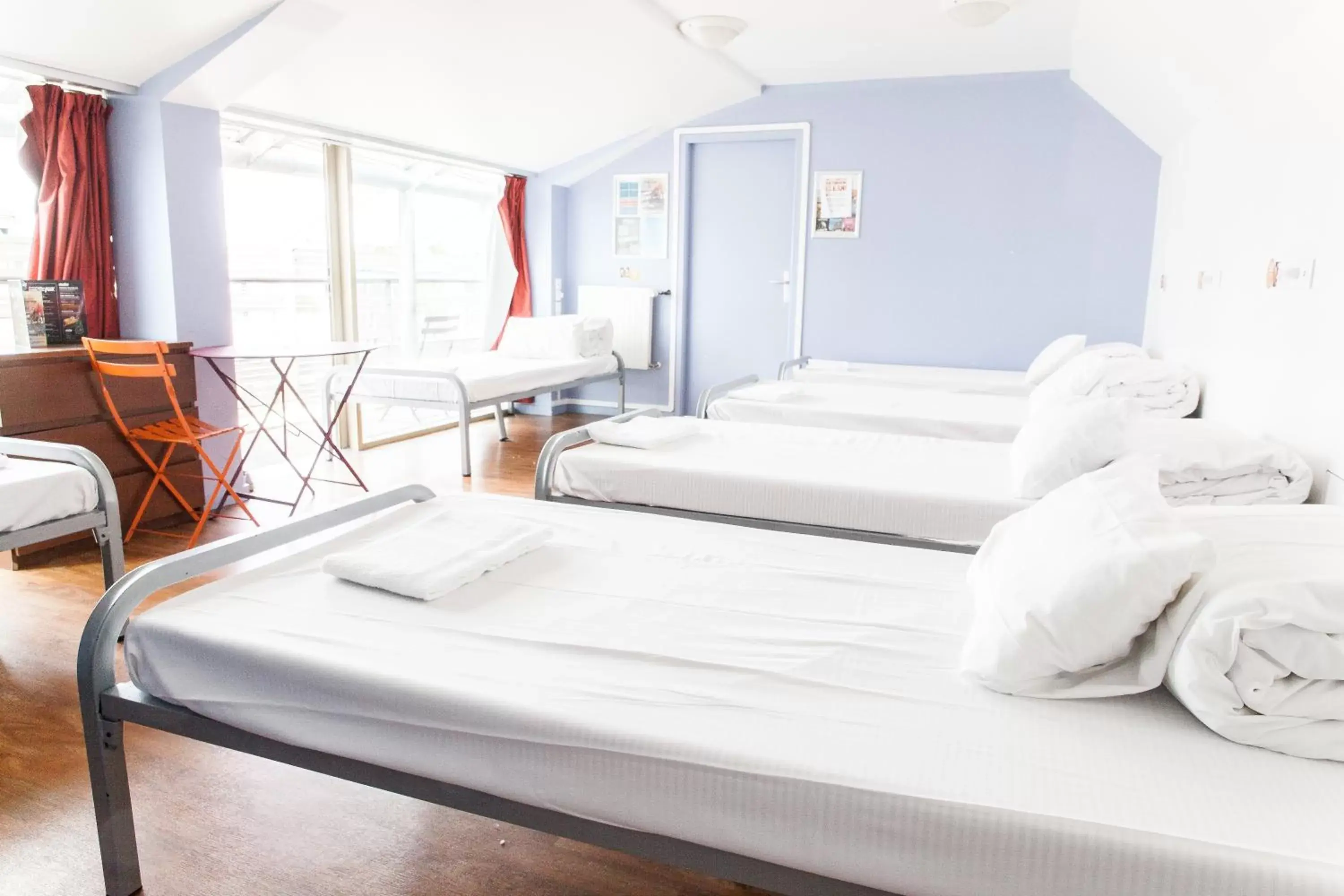 Bed in 6-Bed Dormitory Room Ensuite in St Christopher's Inn Paris - Canal
