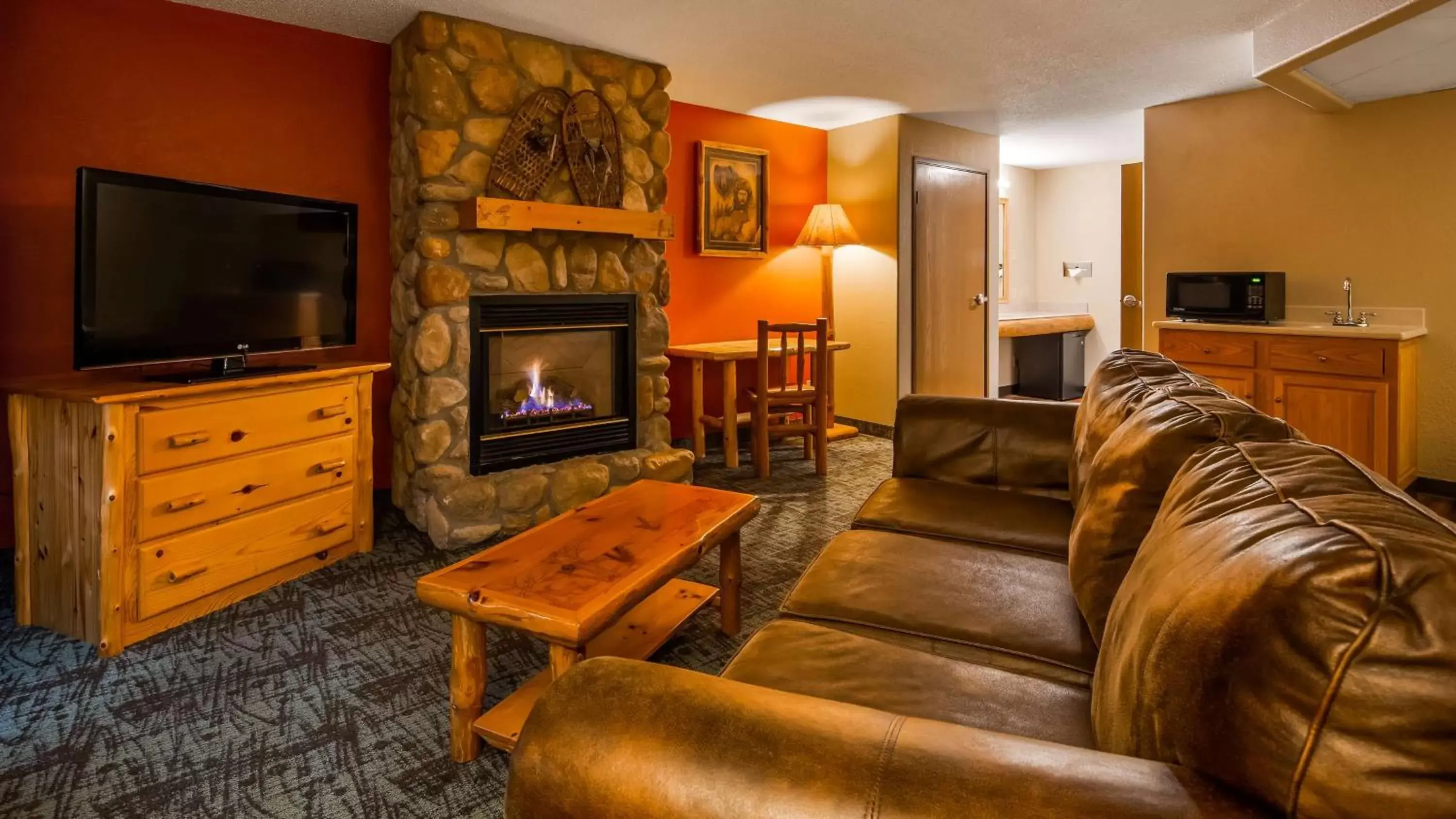 Photo of the whole room, TV/Entertainment Center in Best Western Northwoods Lodge