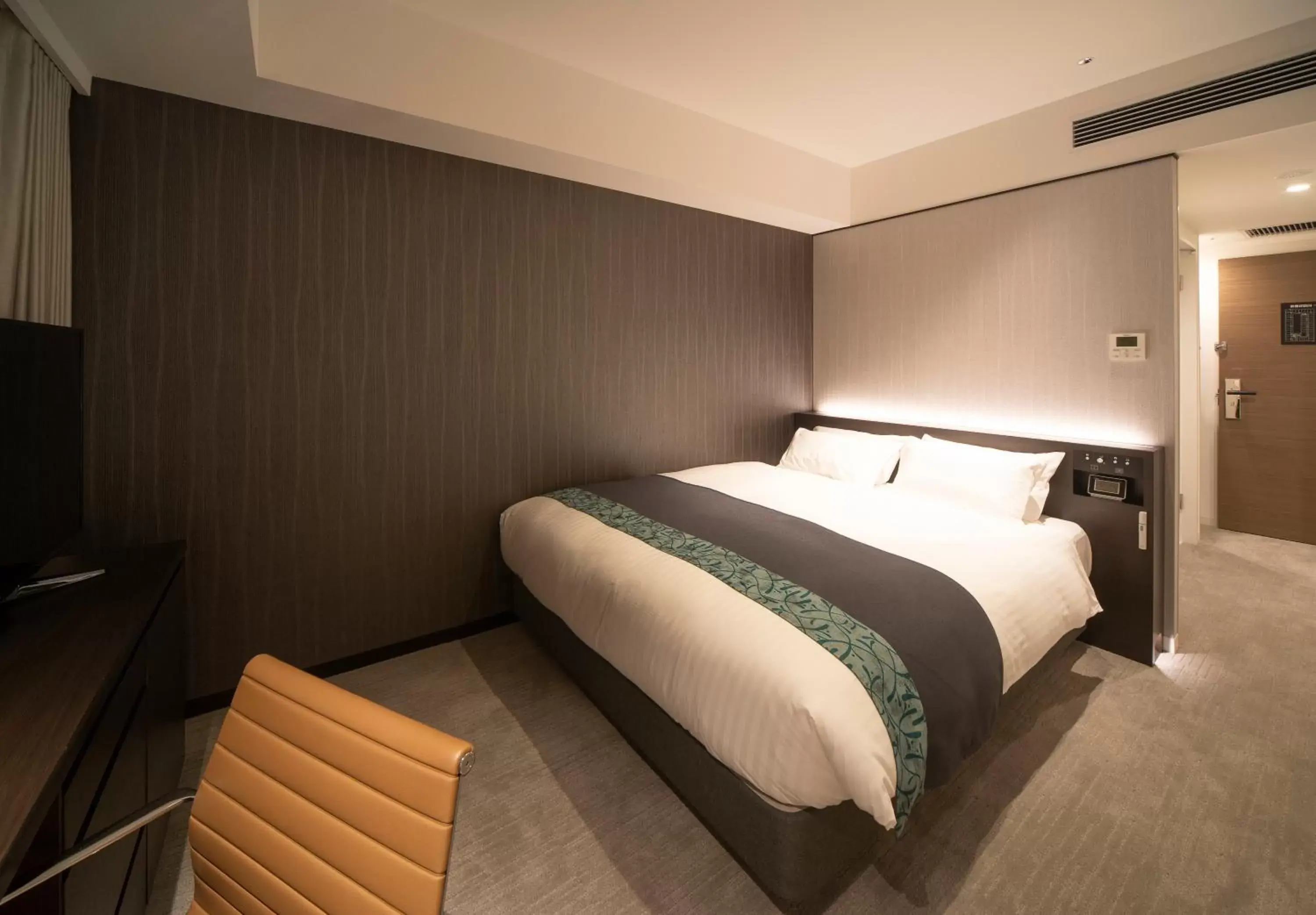 Photo of the whole room, Bed in Hotel Vischio Osaka-JR Hotel Group