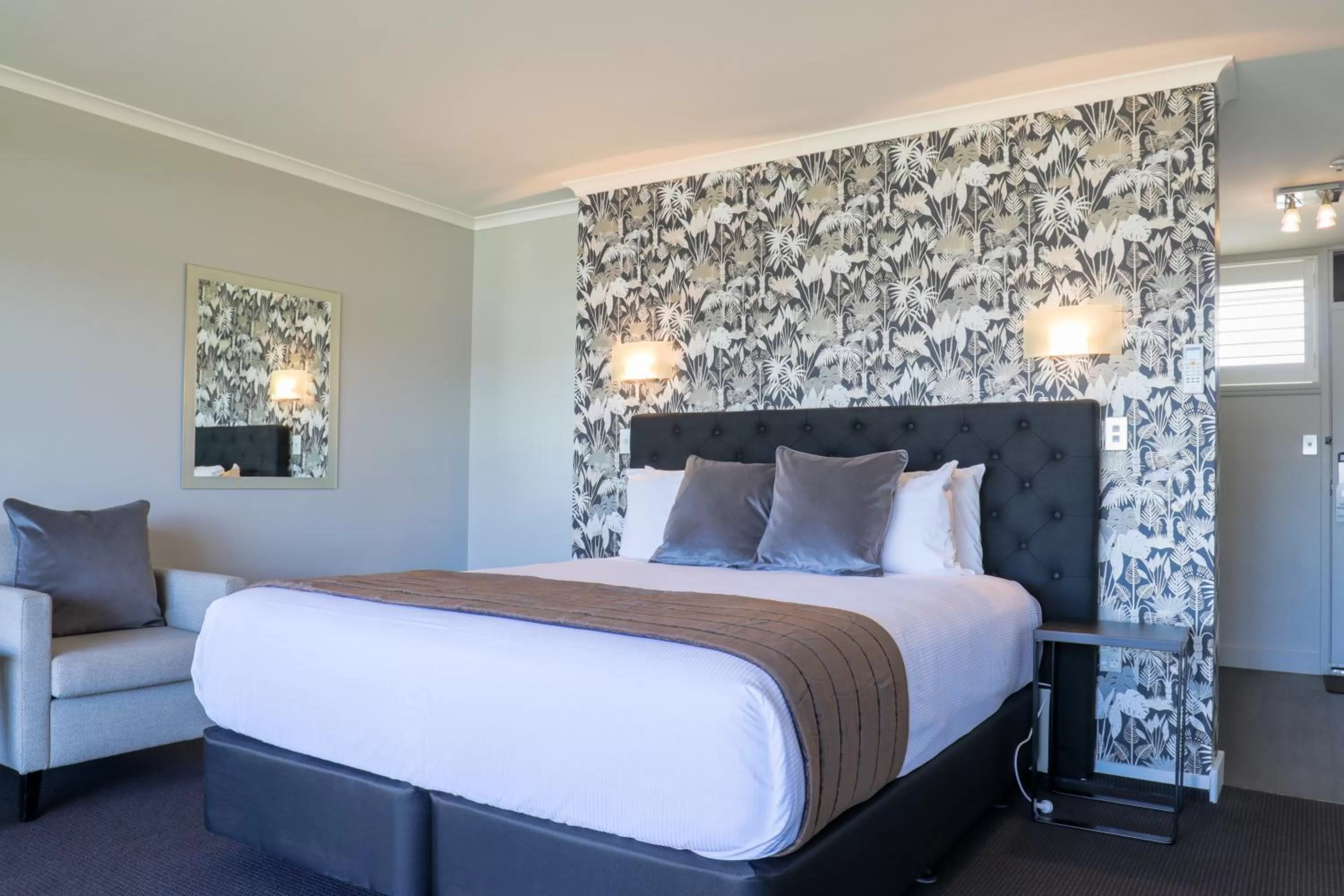 Executive Lakeview Studio in Suncourt Hotel & Conference Centre