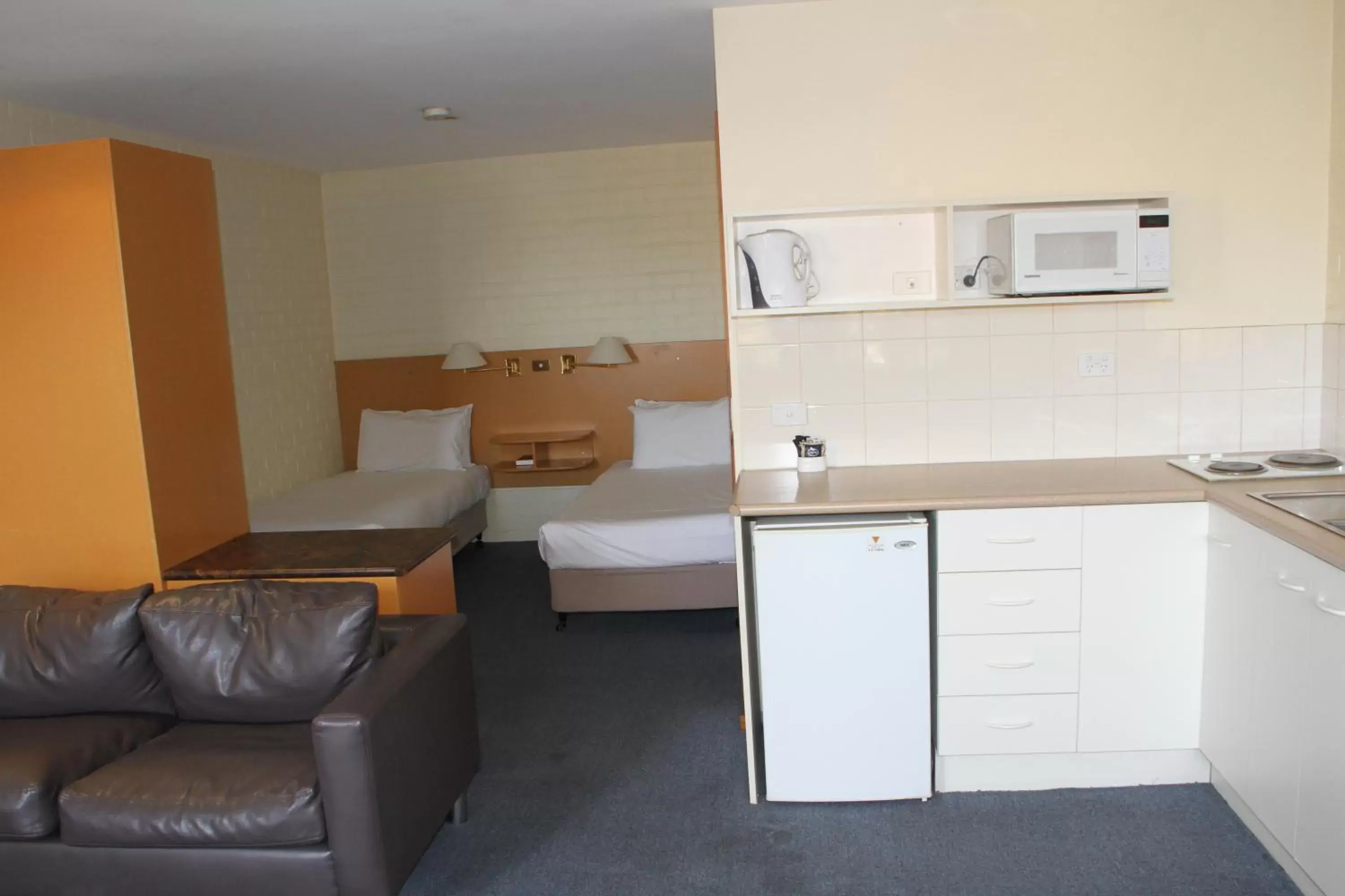 Bed, Kitchen/Kitchenette in Bay Hotel Apartments