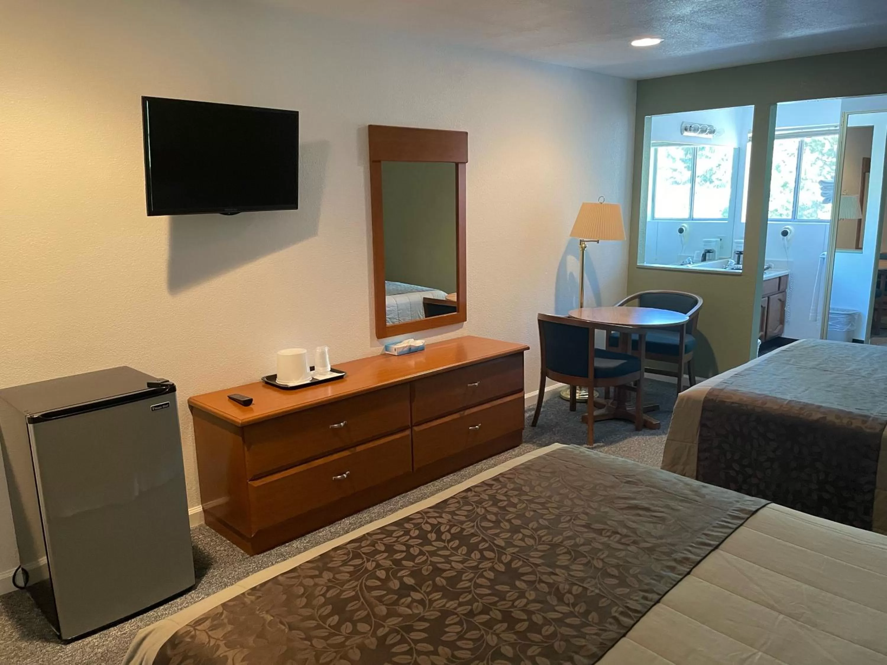 TV/Entertainment Center in Murphey's Motel LLC
