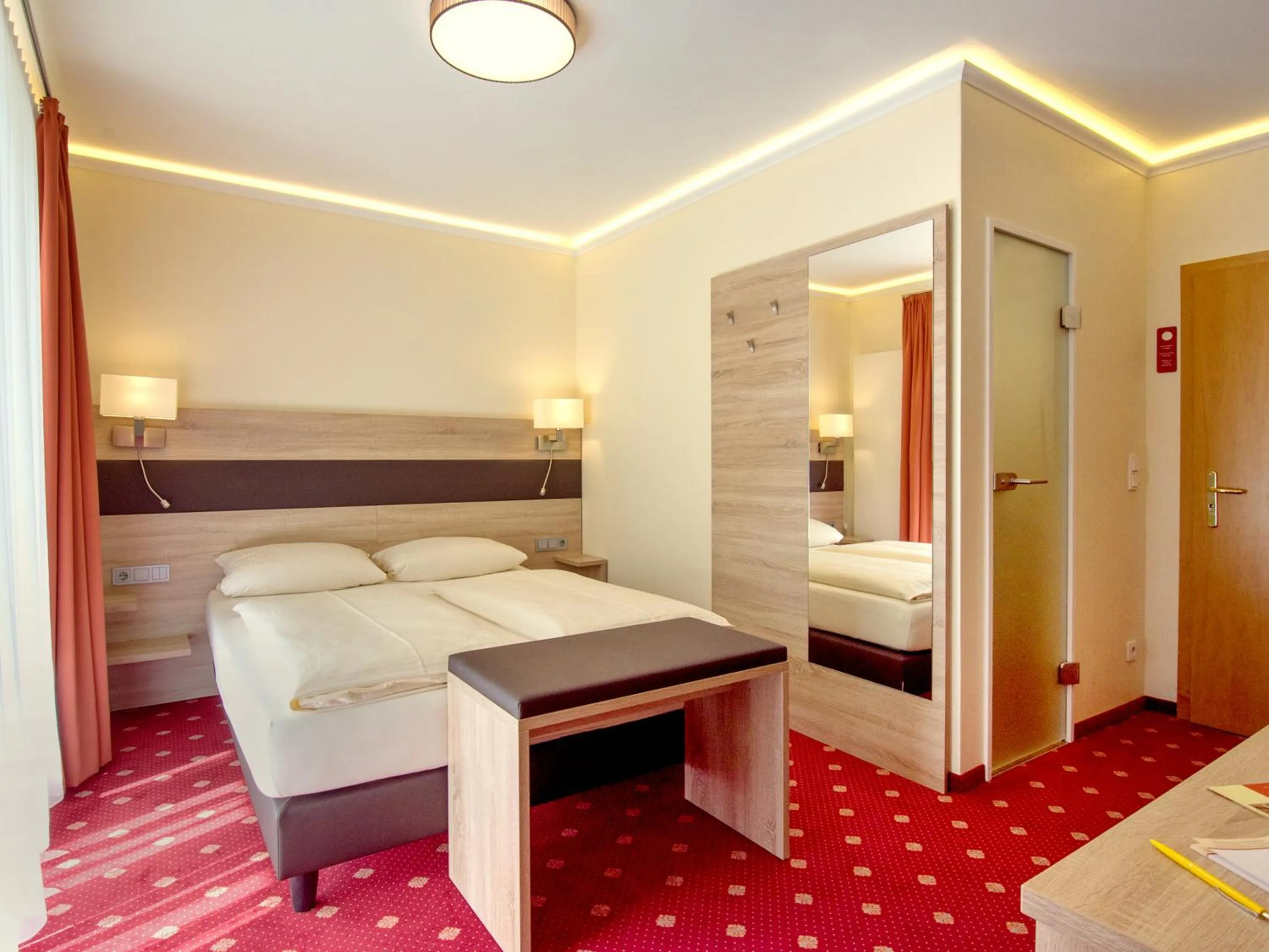 Photo of the whole room, Bed in Hotel Kriemhild am Hirschgarten