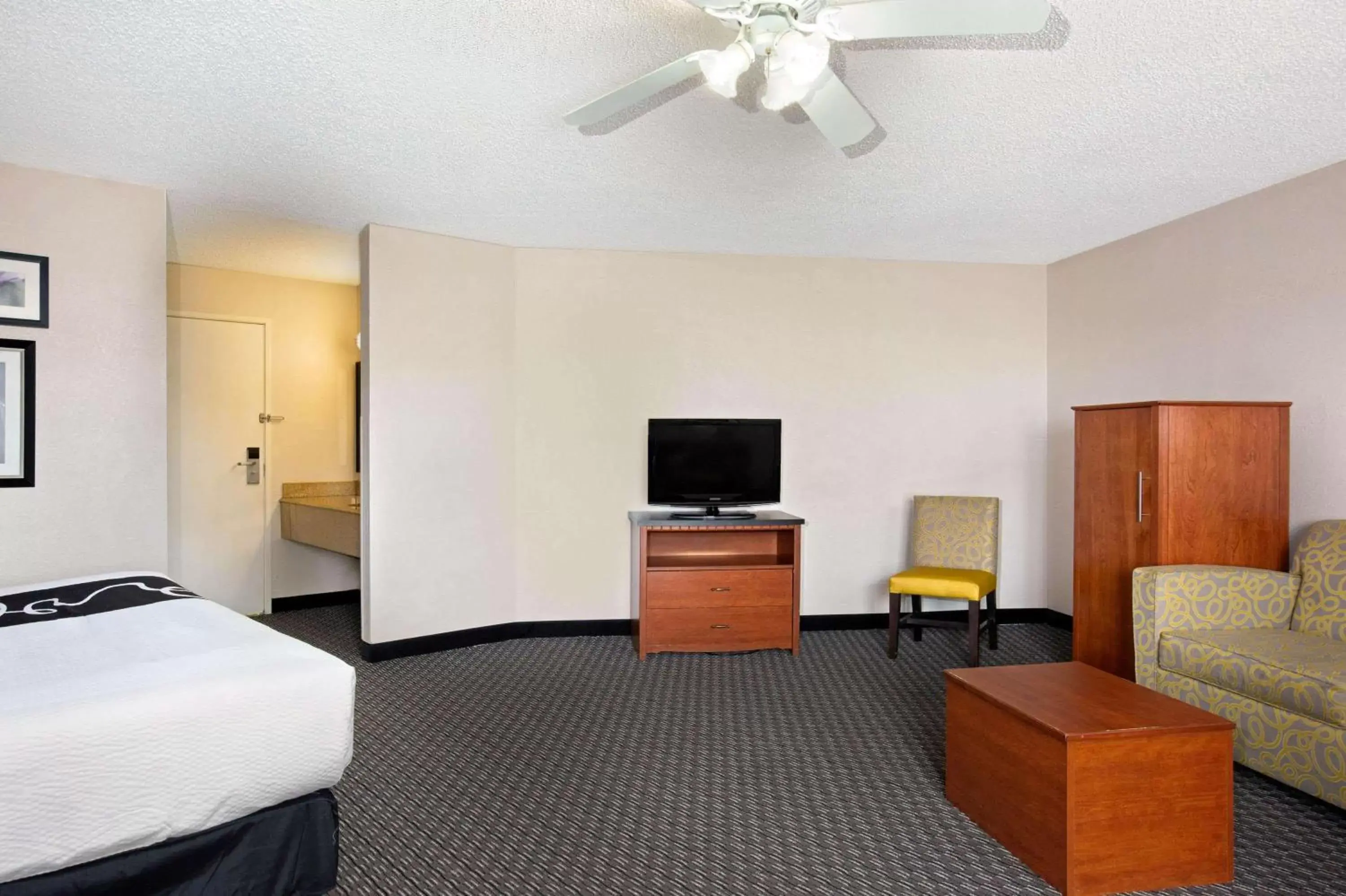 Photo of the whole room, TV/Entertainment Center in La Quinta by Wyndham Miami Airport East