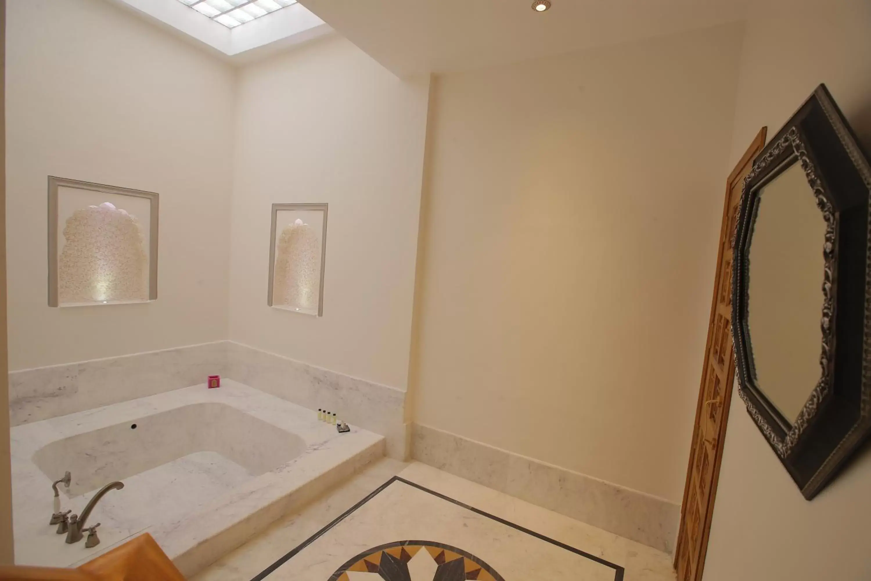 Hot Tub, Bathroom in Buena Vista Luxury Garden Spa Resort