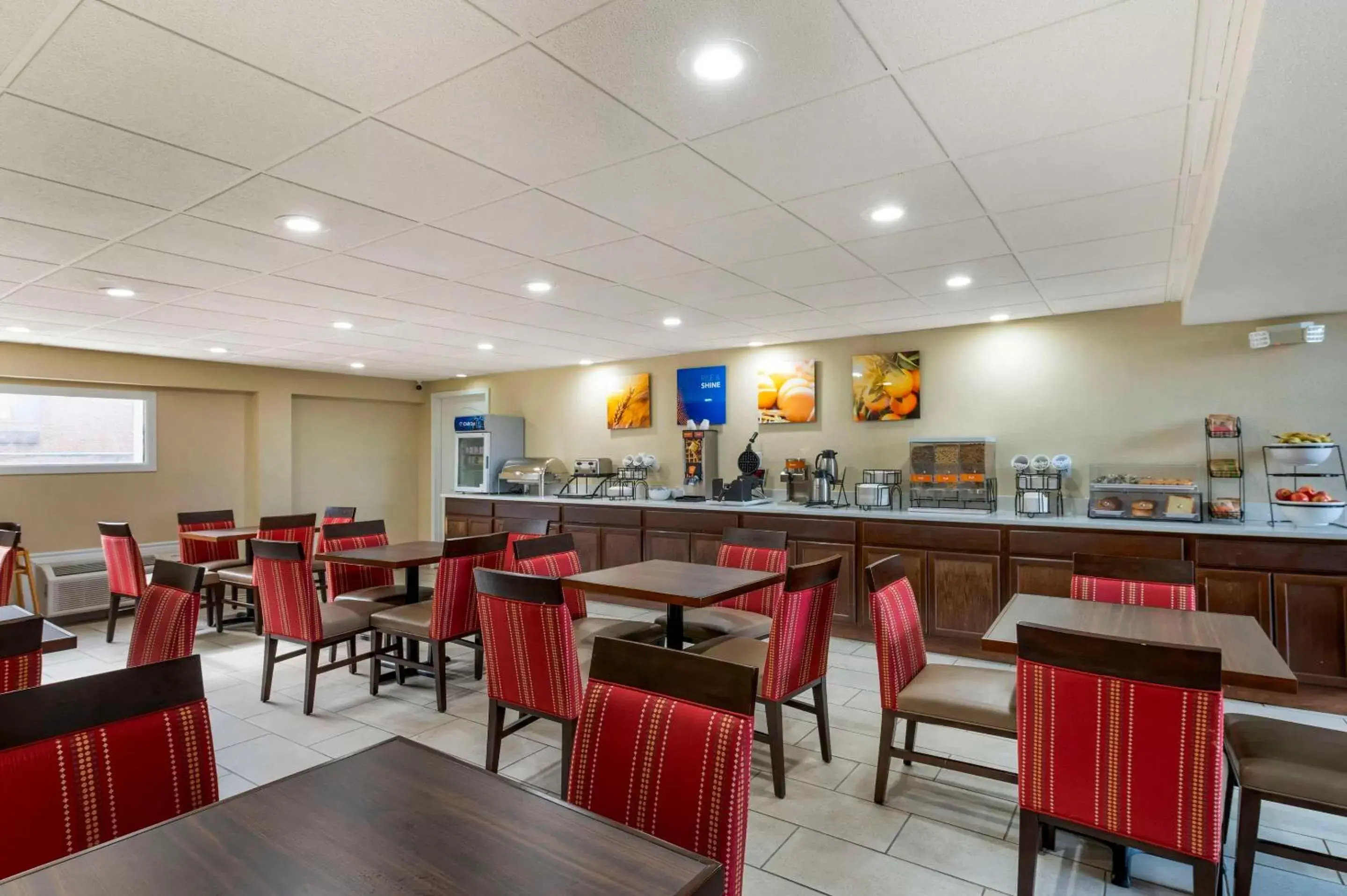 Breakfast, Restaurant/Places to Eat in Comfort Inn & Suites North at the Pyramids