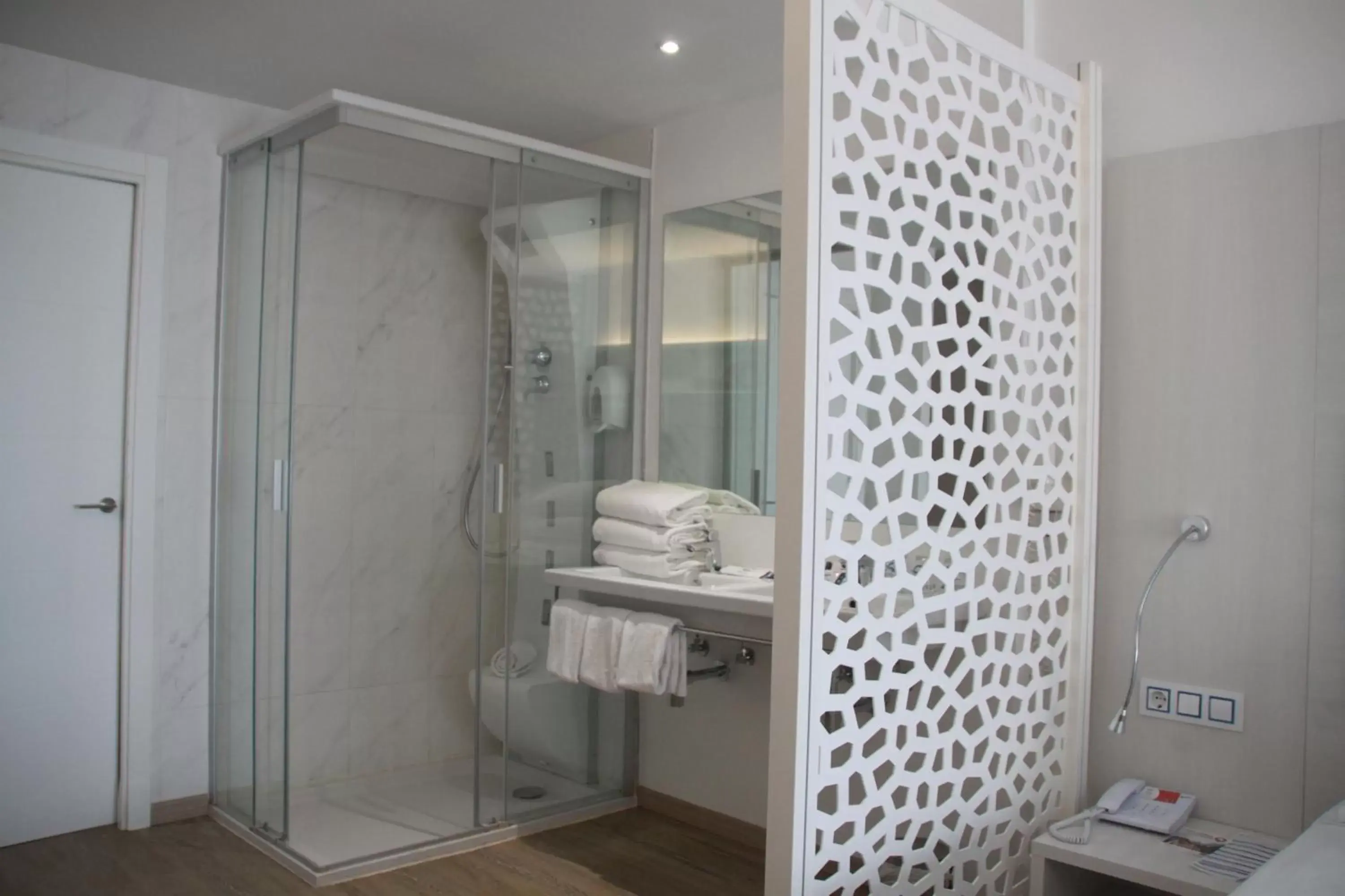 Shower, Bathroom in Hotel Amic Horizonte