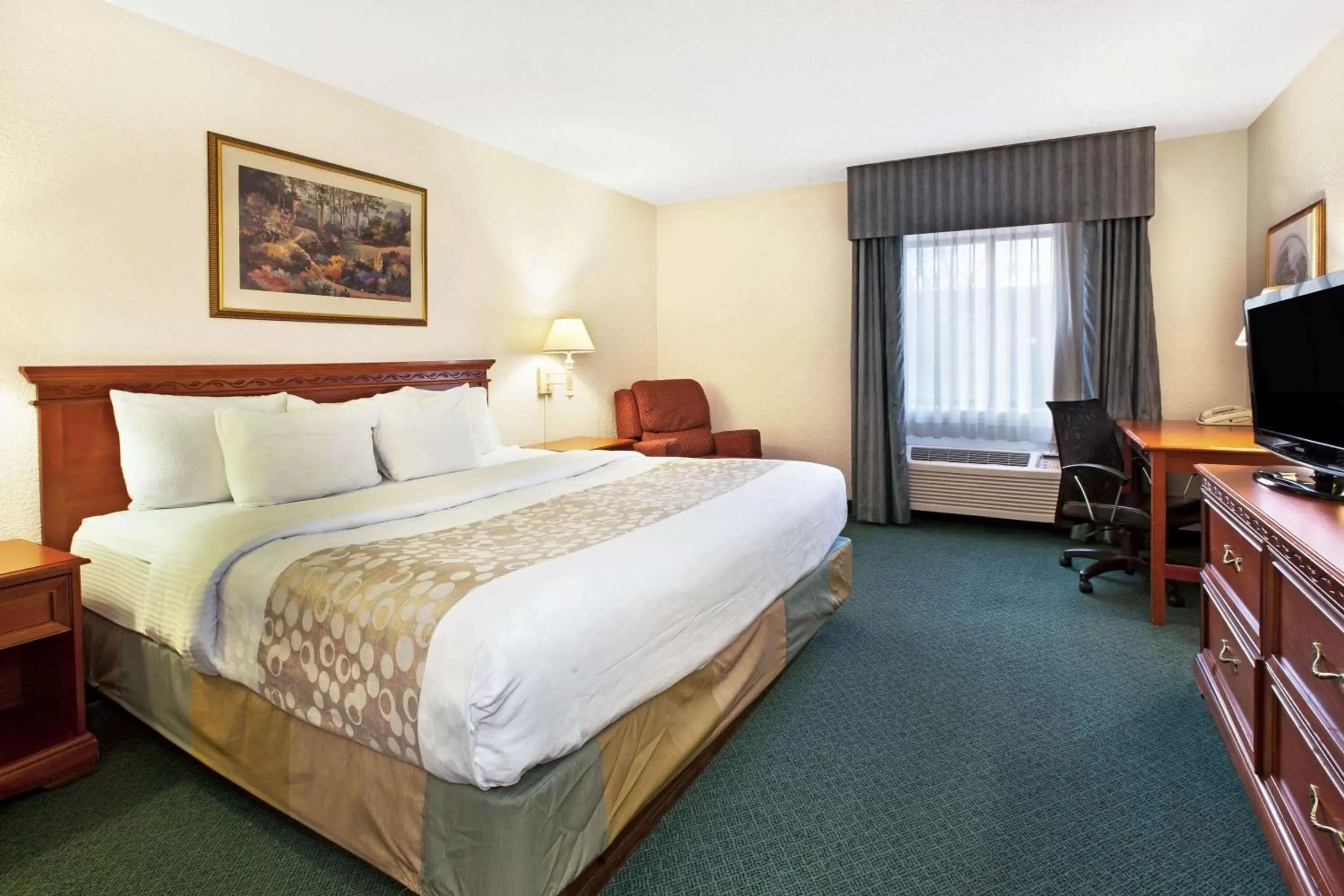 Photo of the whole room, Bed in La Quinta Inn by Wyndham Detroit Canton