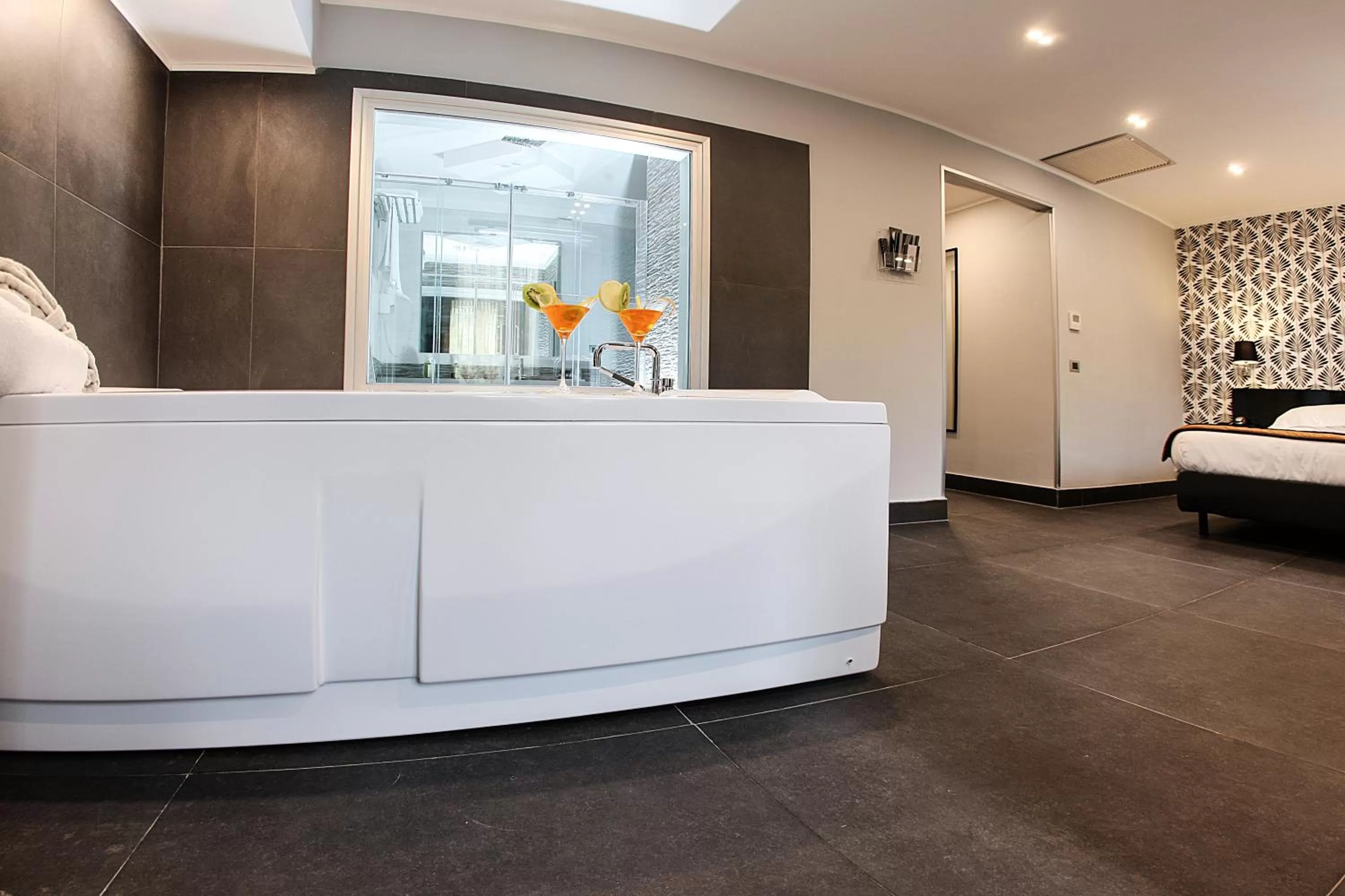 Hot Tub, Bed in Best Western JFK Hotel