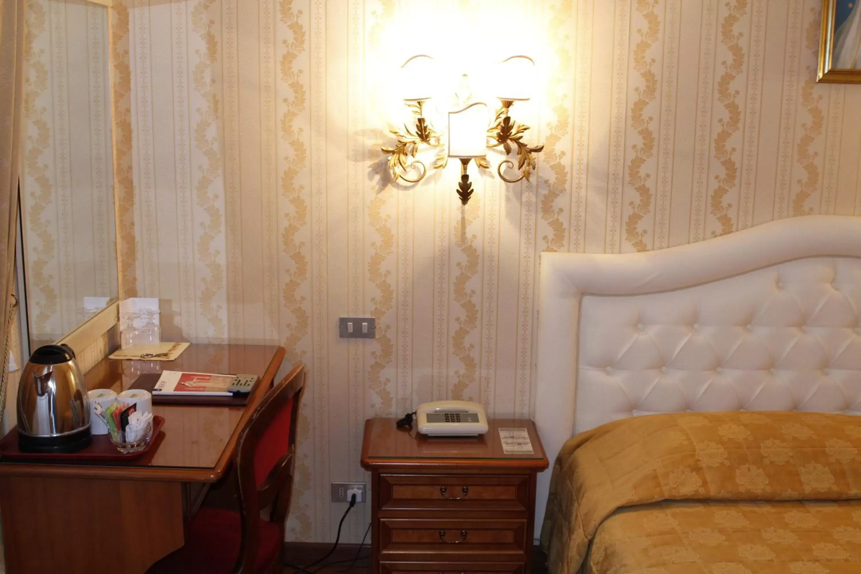 Bedroom, Seating Area in Hotel Eliseo