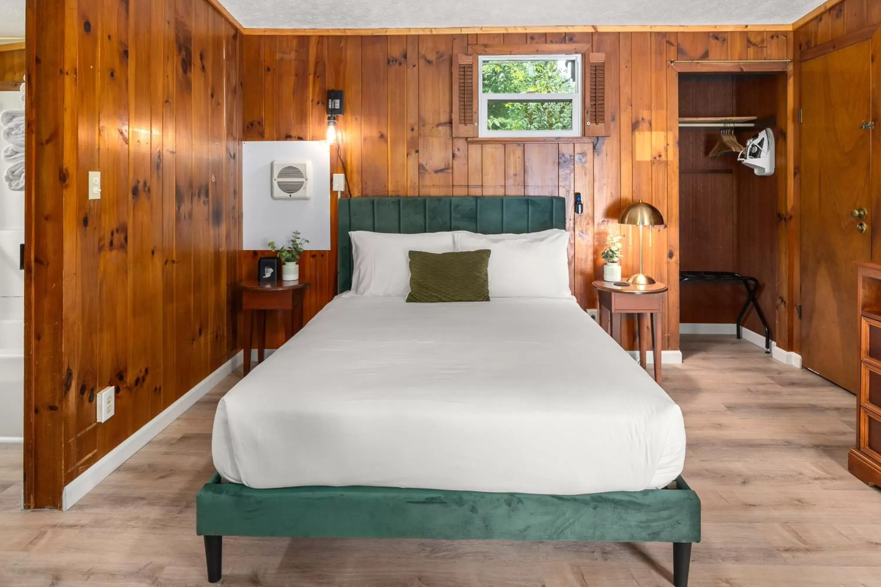 Bed in CedarWood Inn