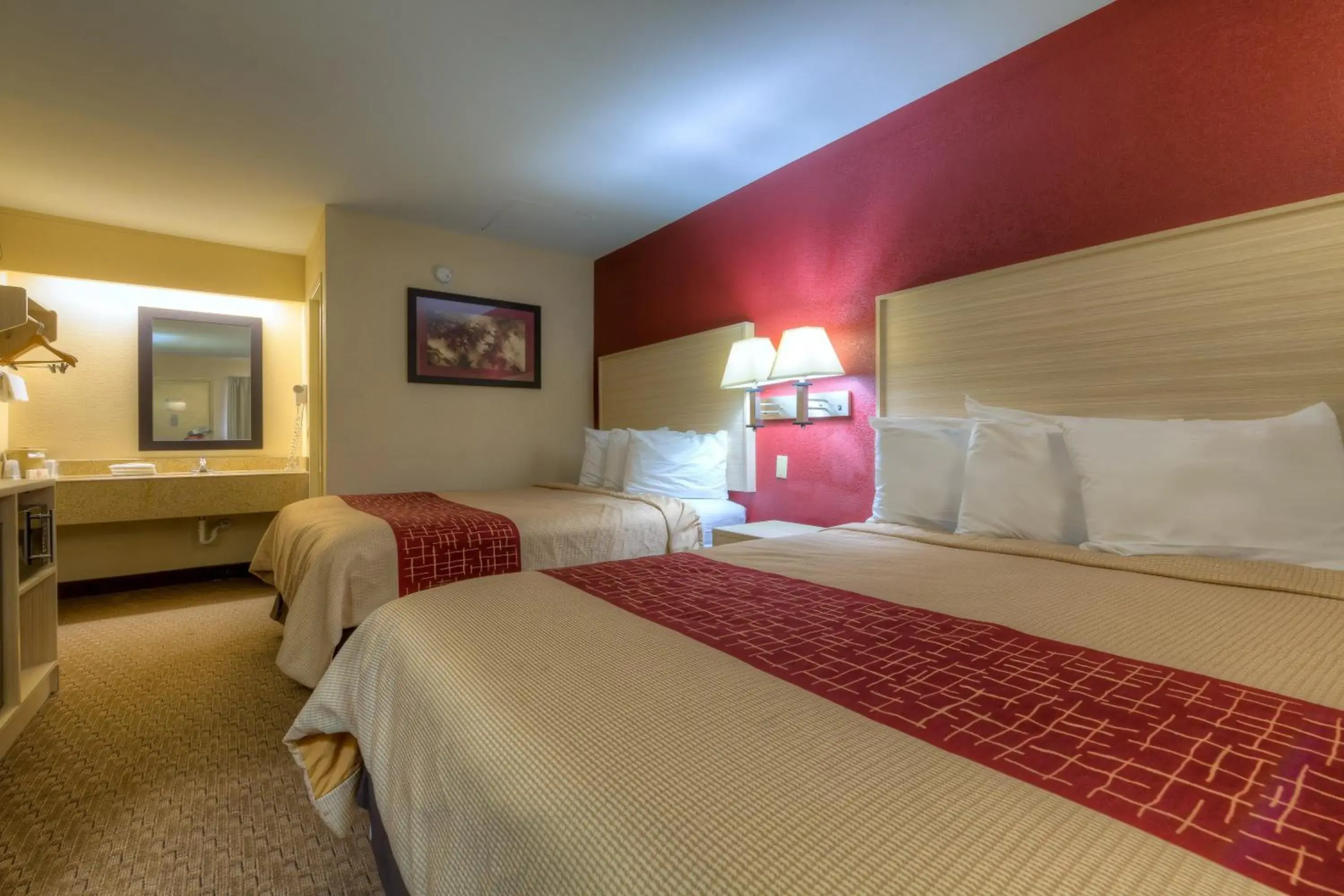 Photo of the whole room, Bed in Red Roof Inn Memphis East
