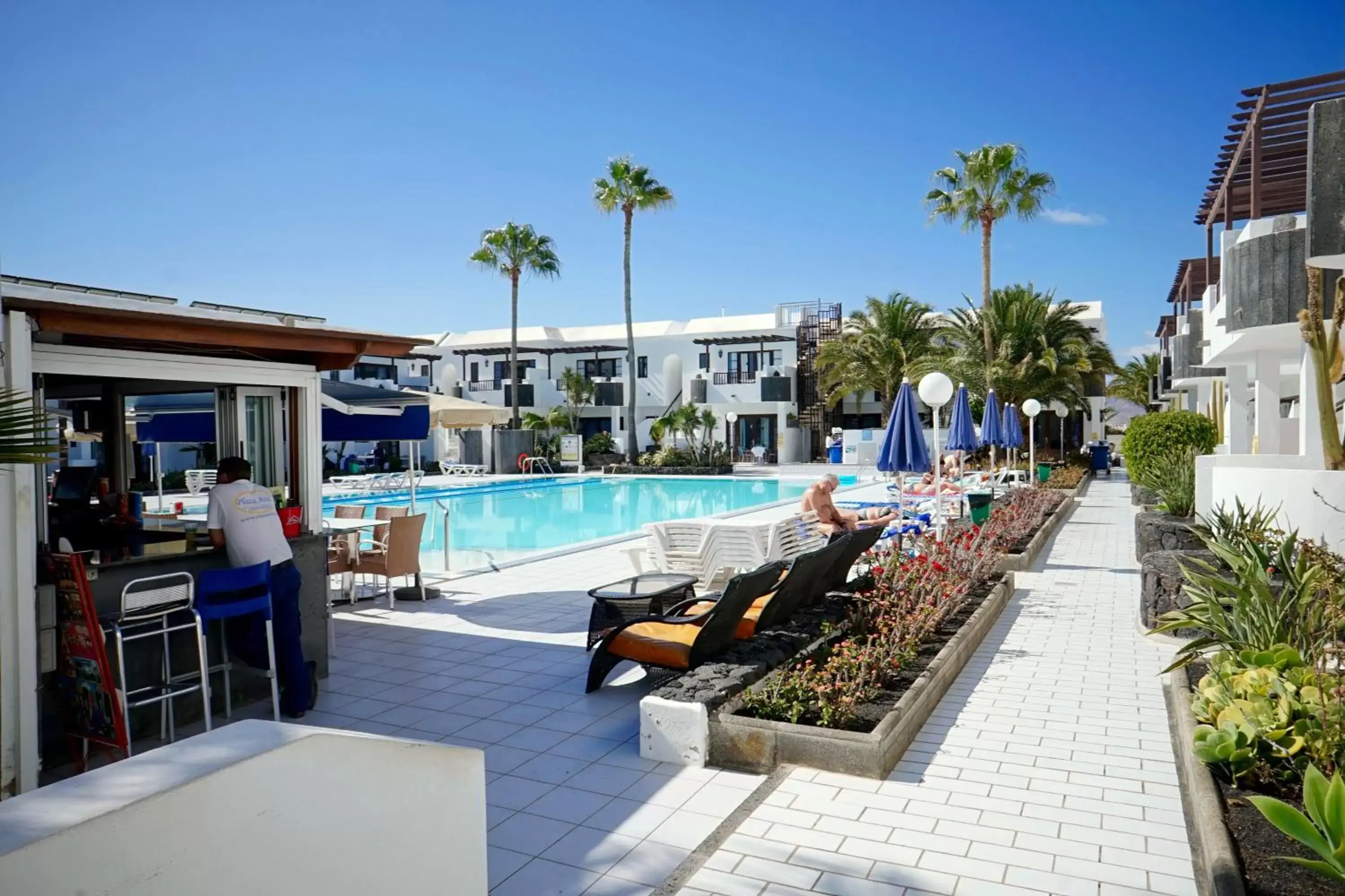 Lounge or bar, Swimming Pool in Plaza Azul